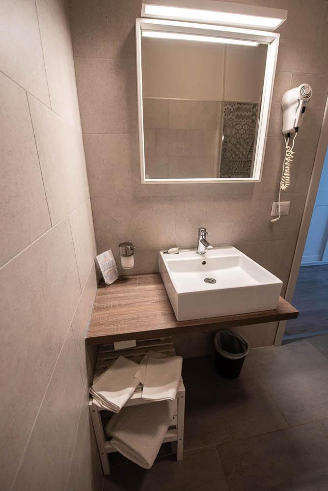 Superior Double or Twin Room with Balcony - Photo 11