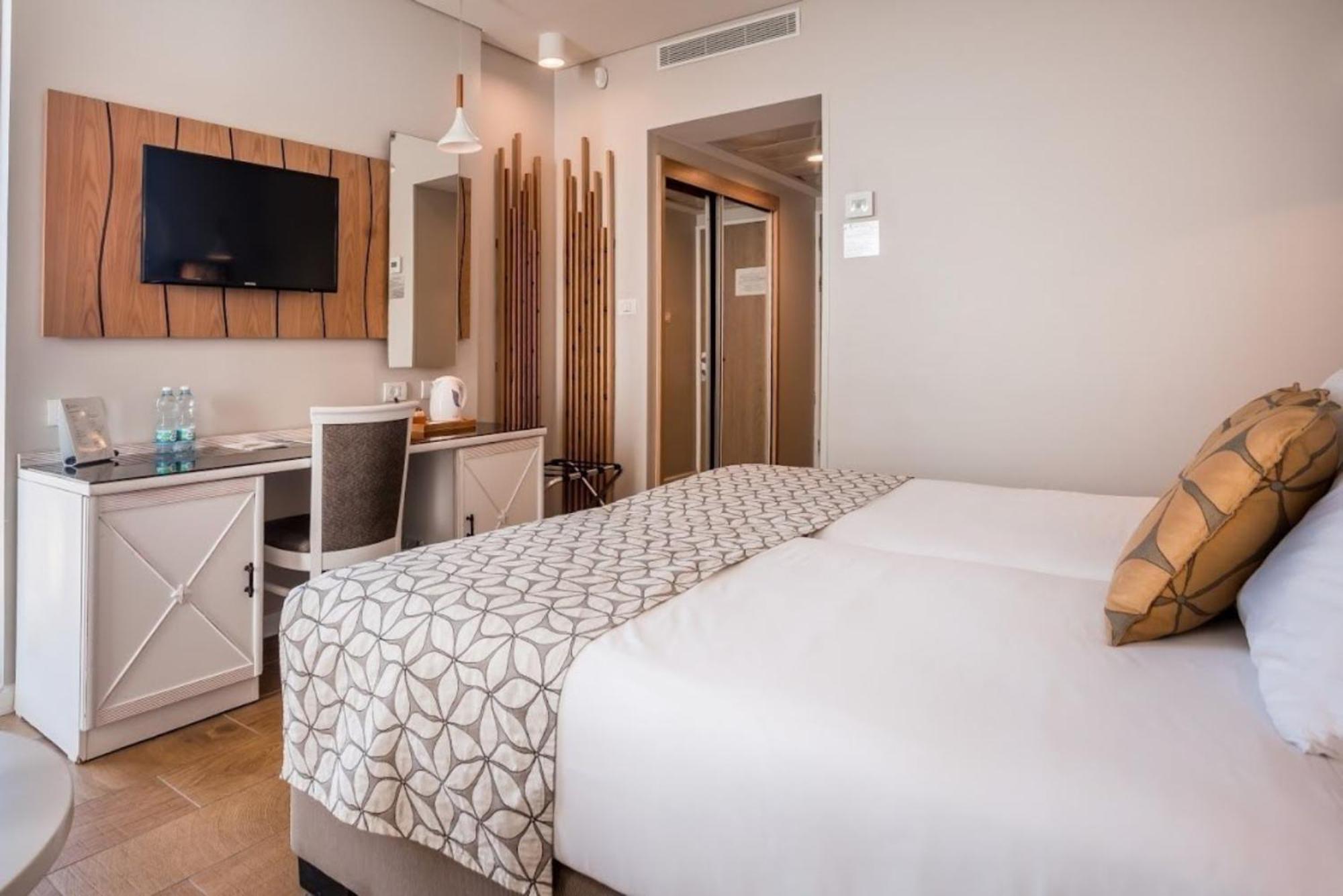 Triple Hadar Room with Small Balcony photo 3