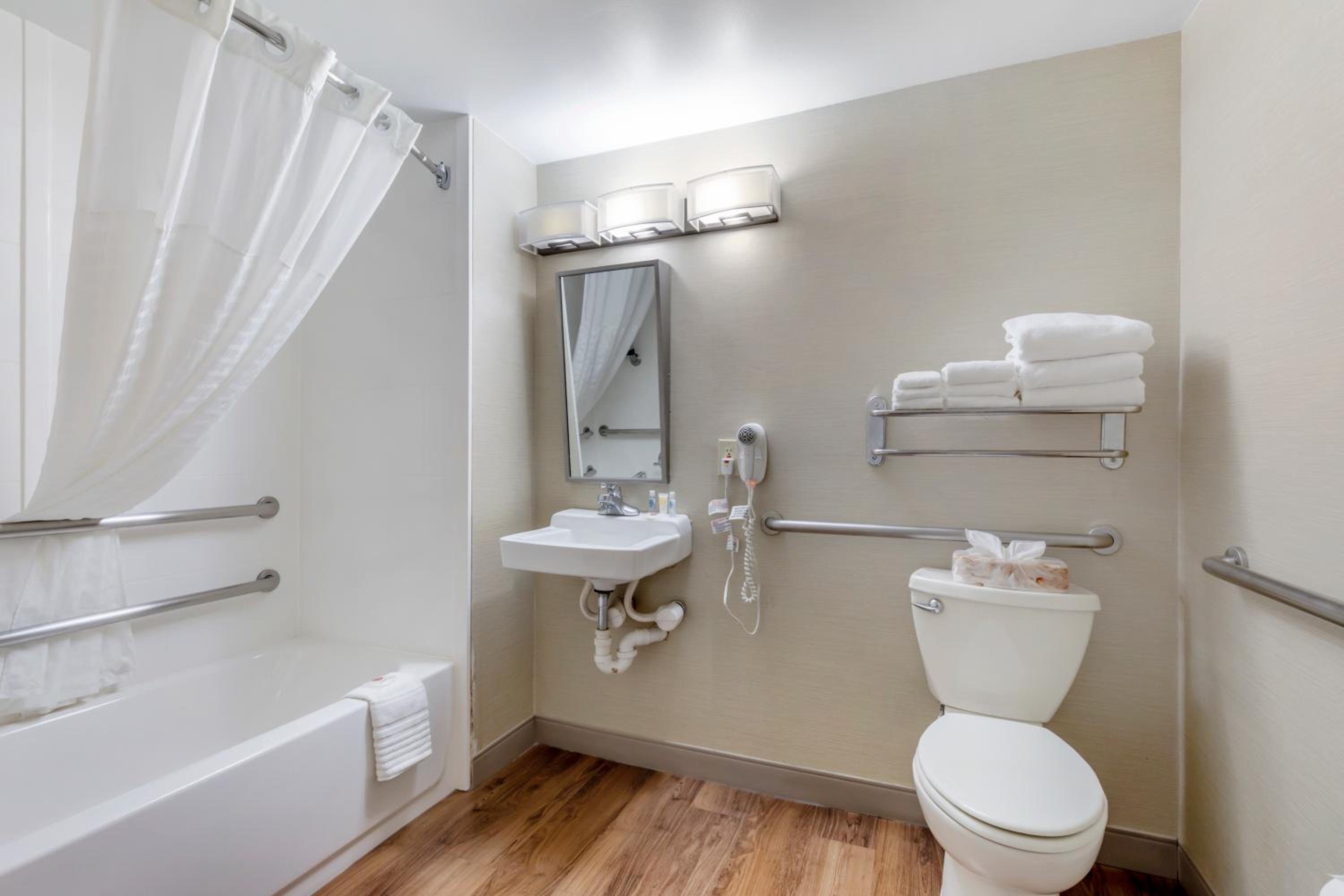 Double Room with Two Double Beds - Accessible/Non-Smoking photo 3