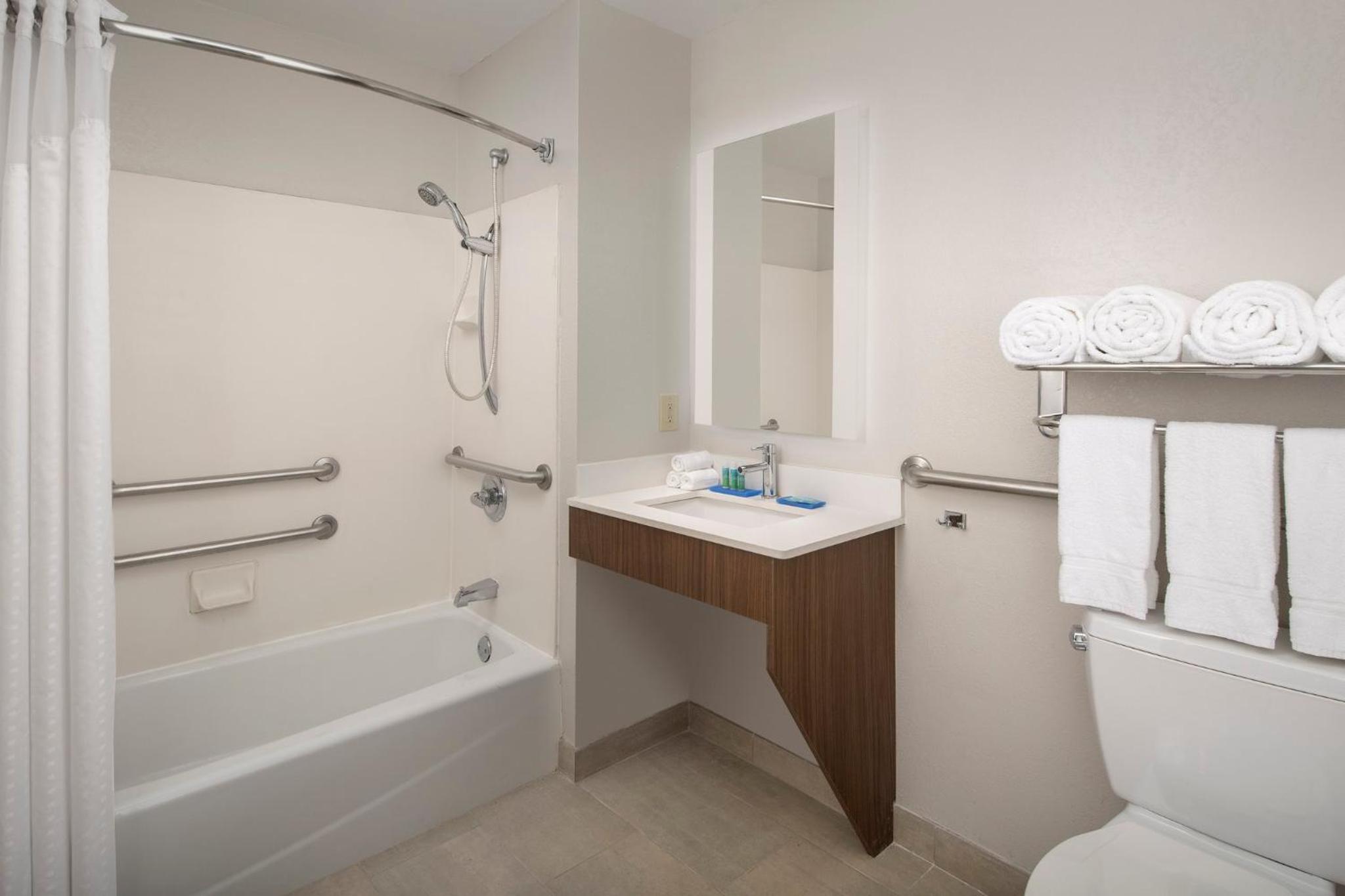 Standard Queen Room with Two Queen Beds and Mobility Accessible Tub - Photo 3