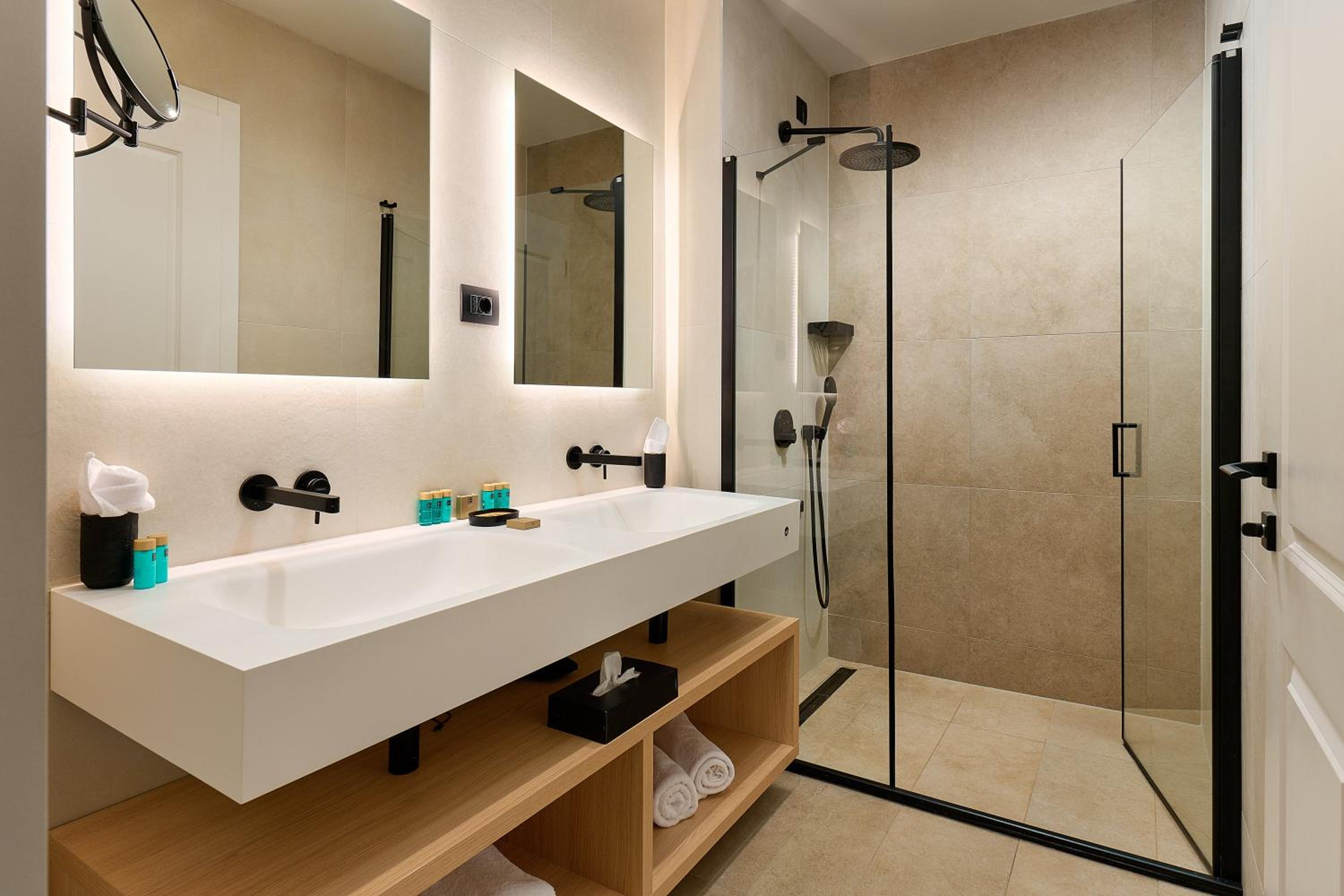 Deluxe Double or Twin Room with Skylight - Attic - Photo 5