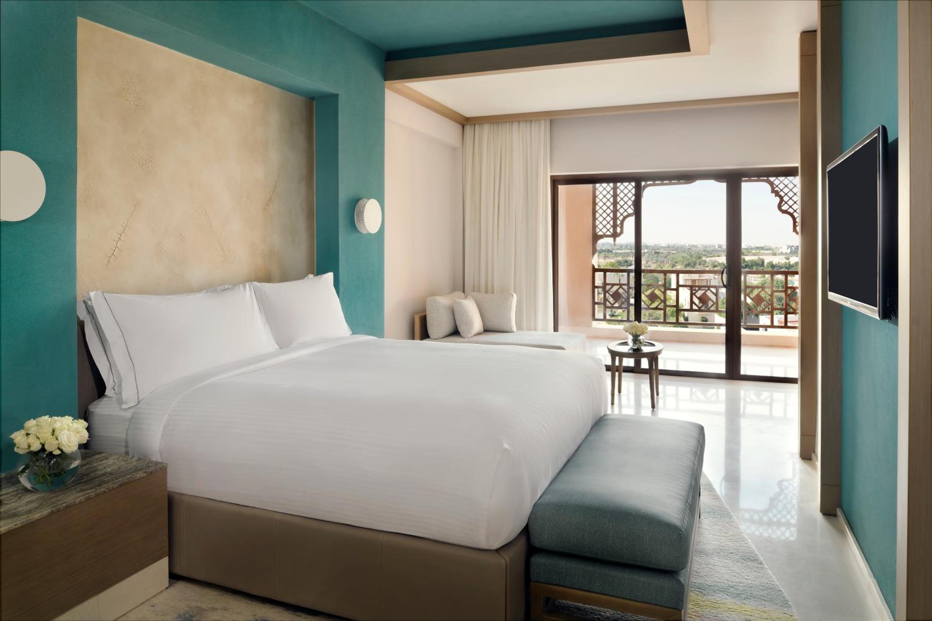 Junior King Suite with City View - North Wing - Photo 2
