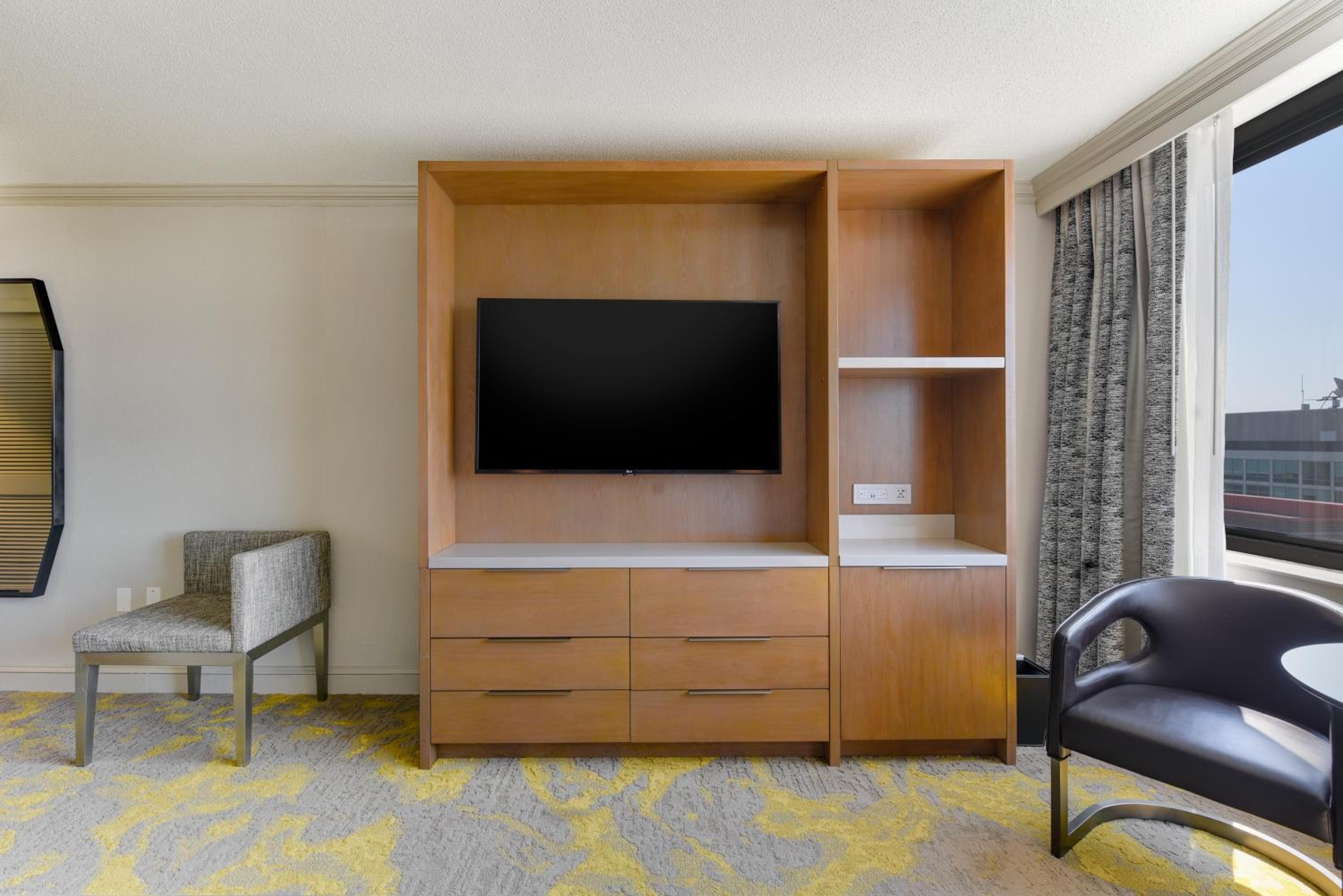 King Room with Accessible Tub - Mobility Access - Photo 2