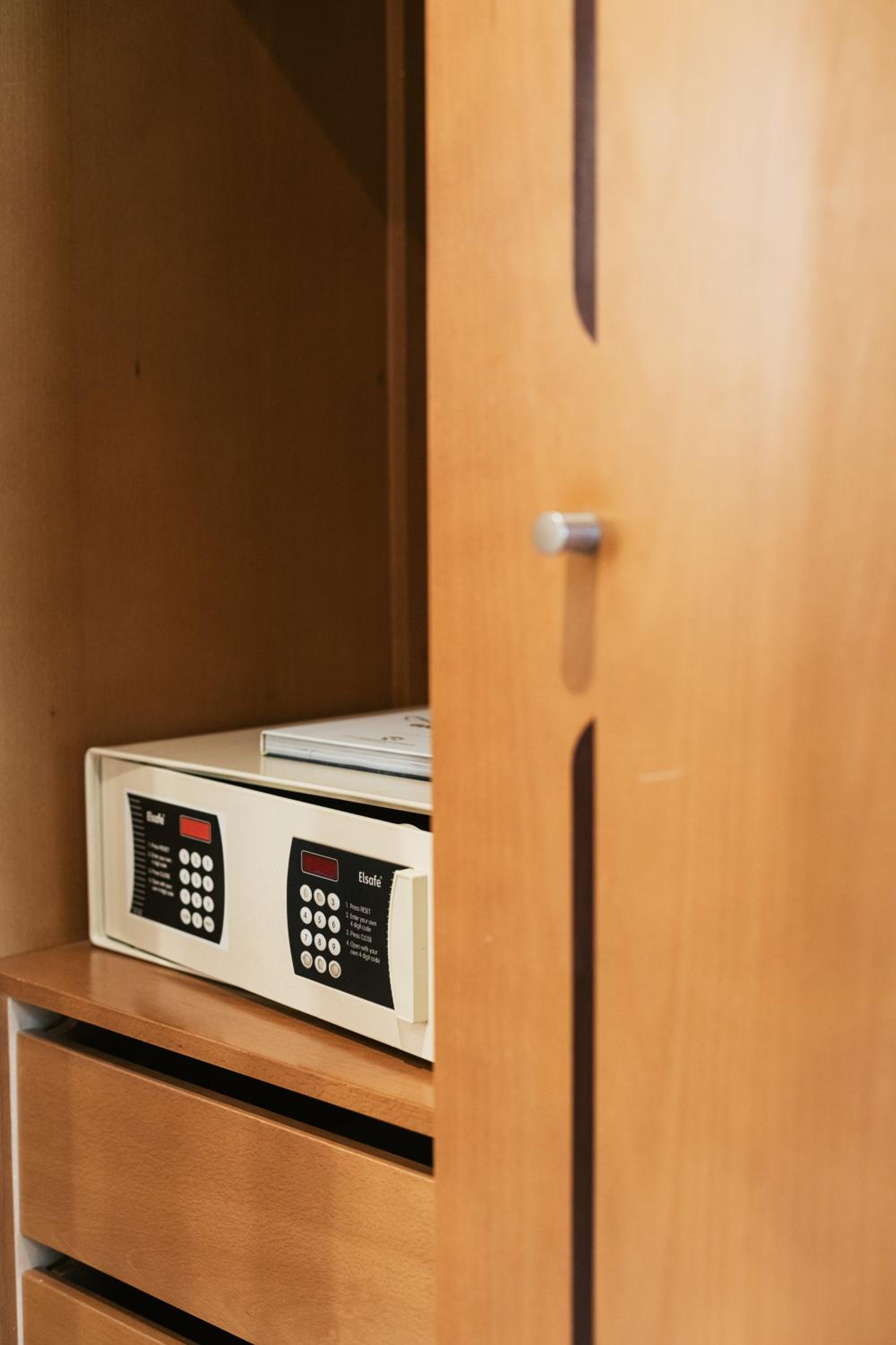 Standard Single Room thumbnail 5