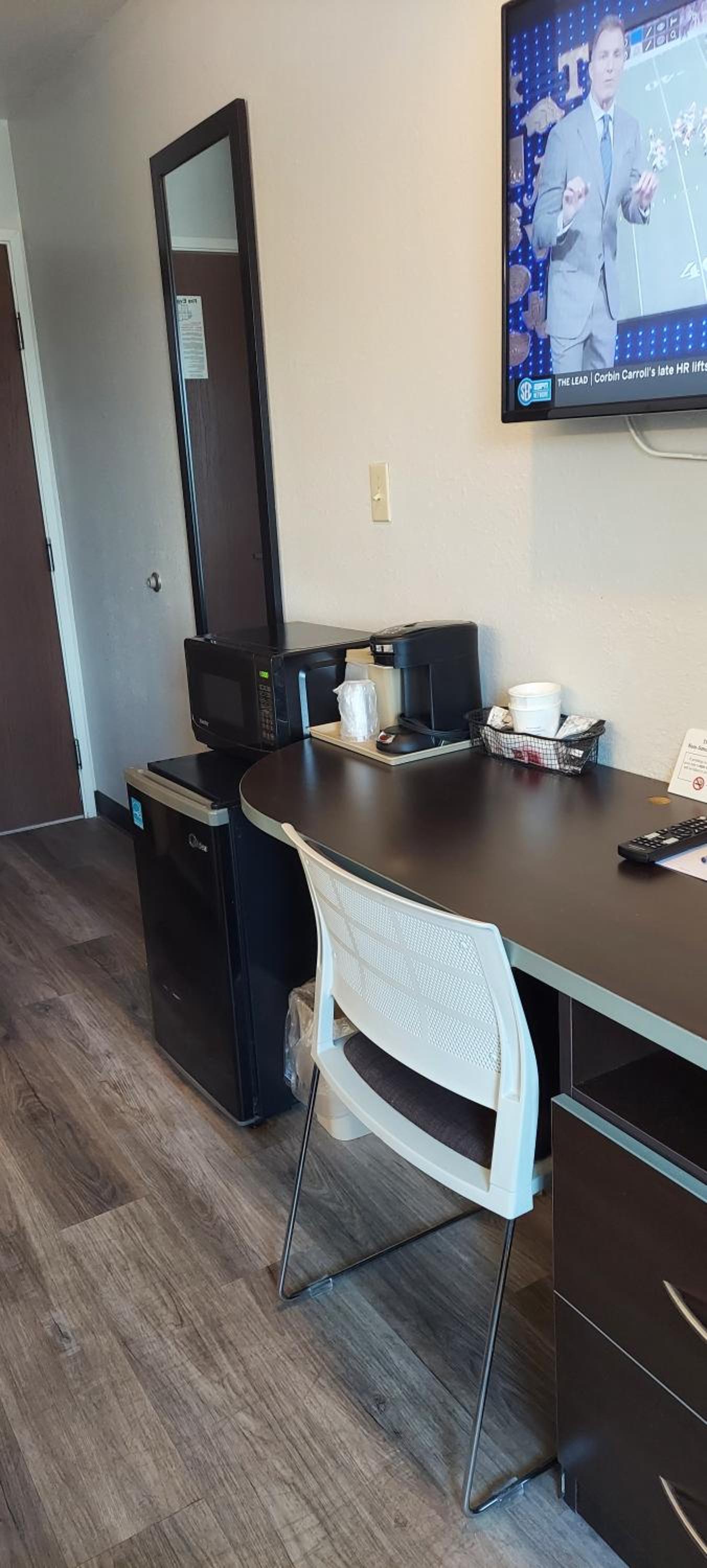 Queen Room - Non-Smoking - Photo 4