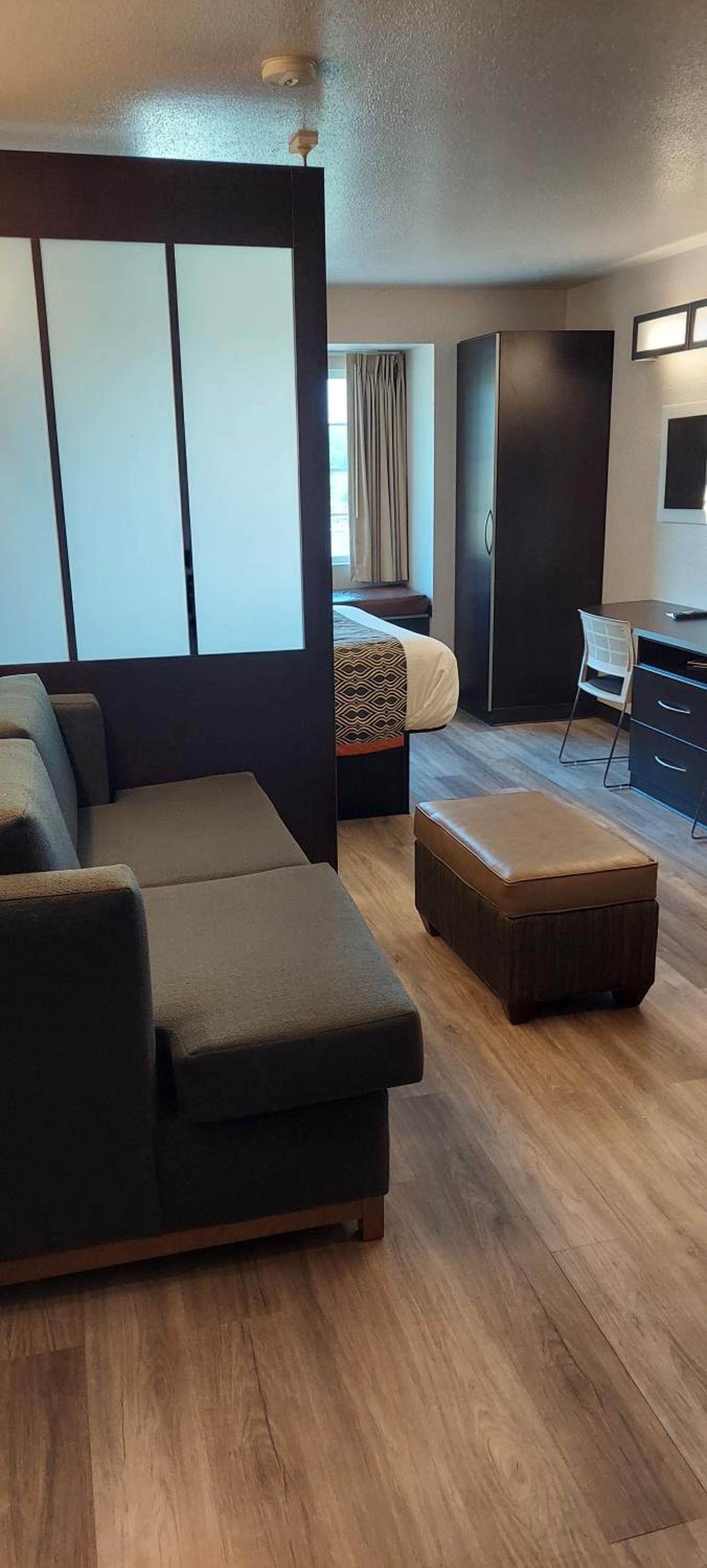 Queen Studio Suite - Non-Smoking - Photo 7