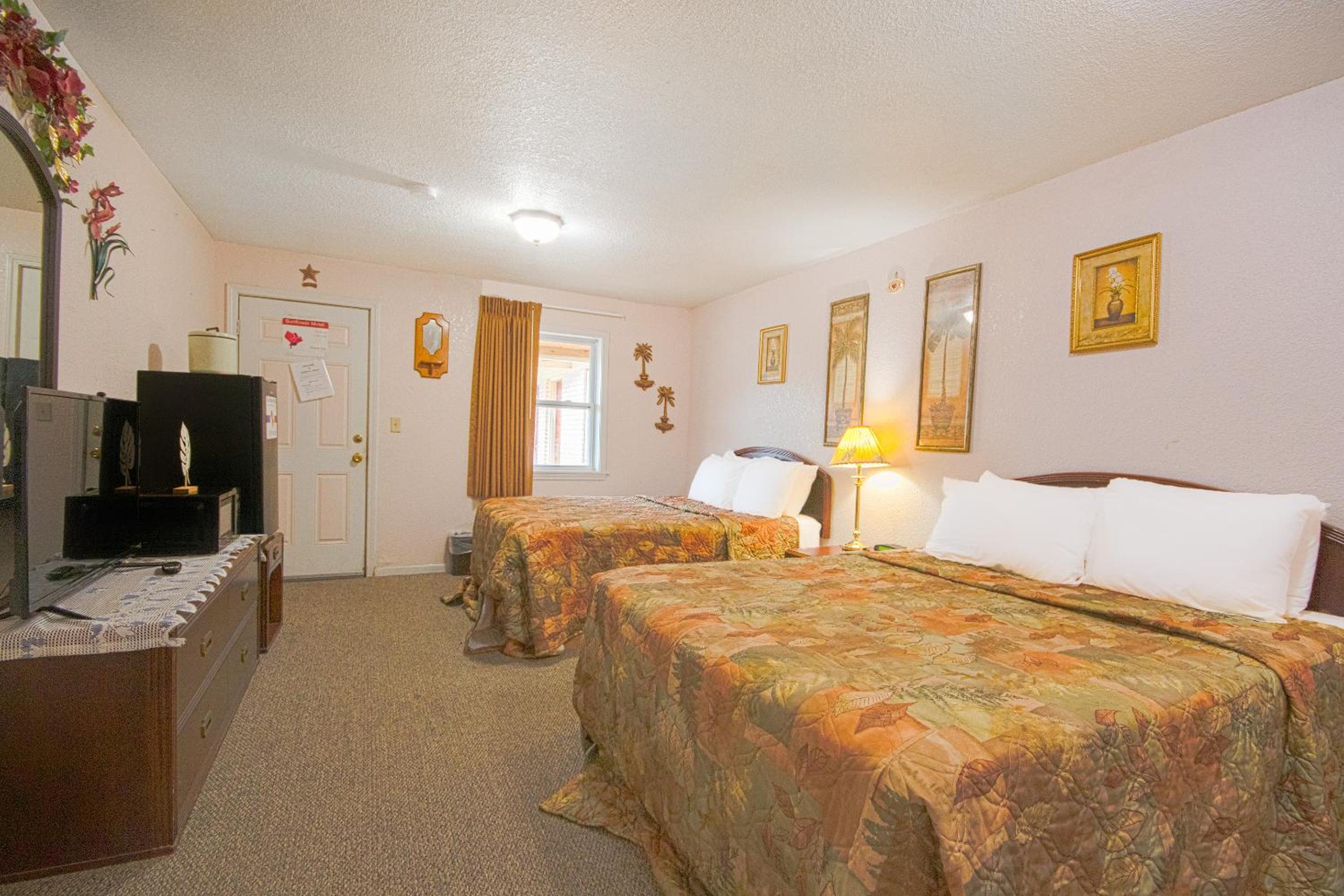 2 Queen Beds Non-Smoking - Photo 1