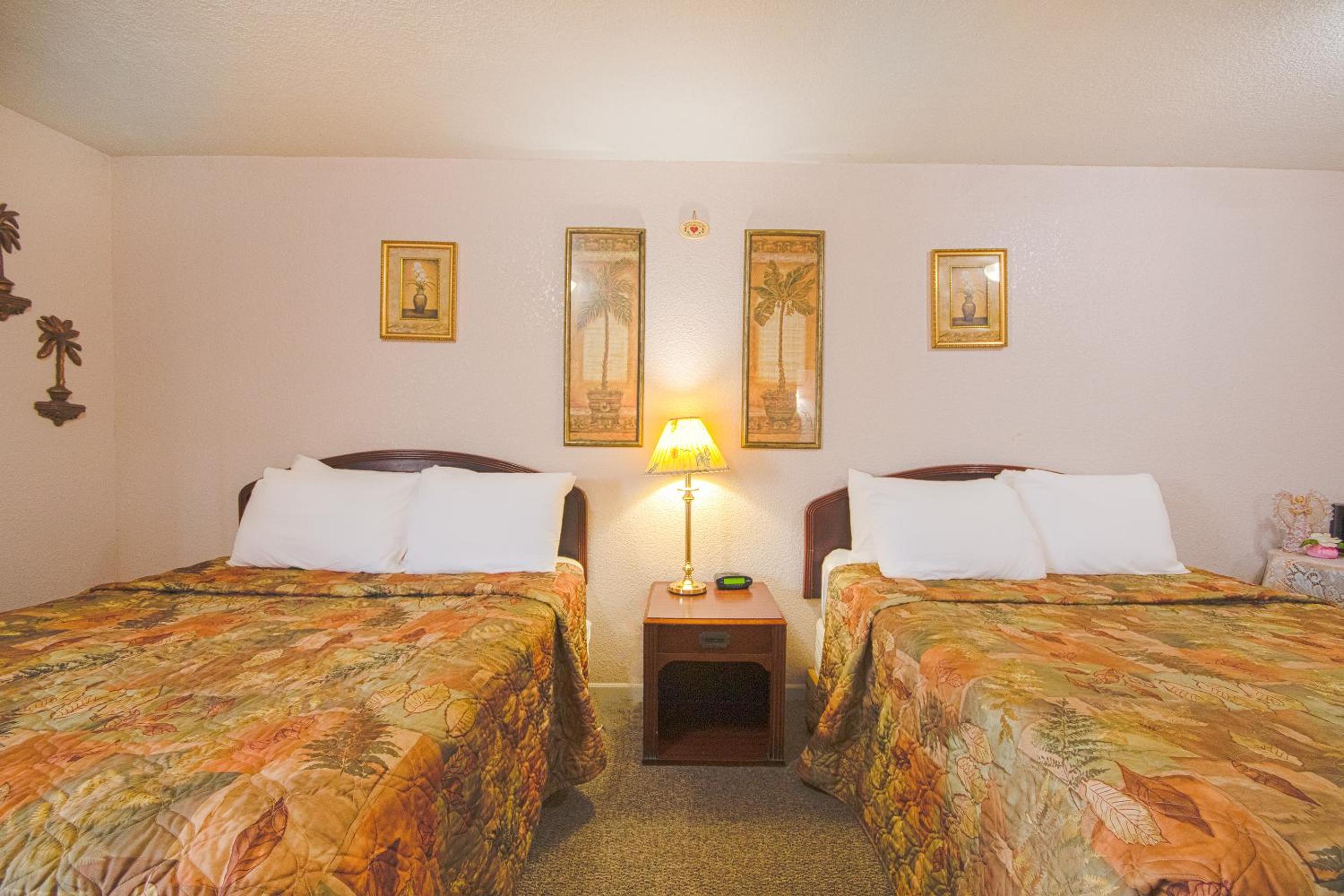 2 Queen Beds Non-Smoking - Photo 12