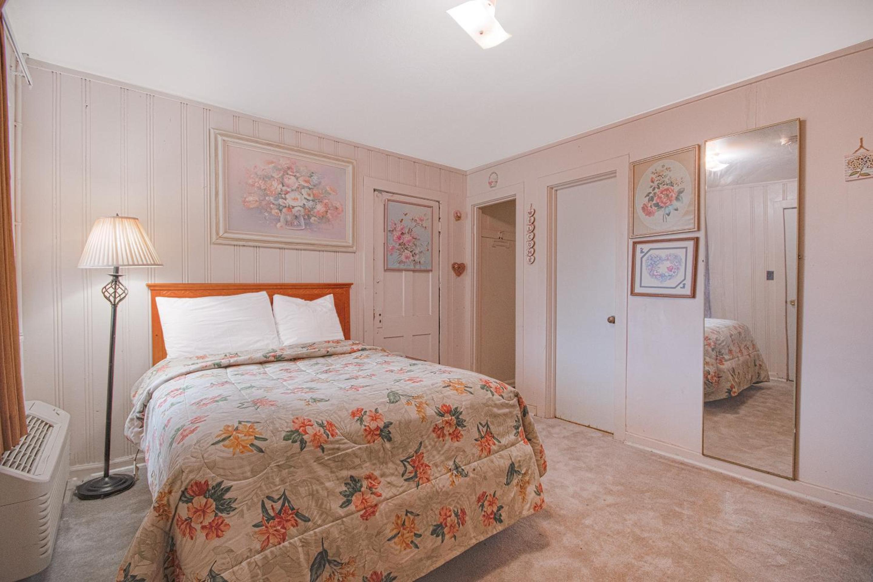 Queen Bed Non-Smoking - Photo 3