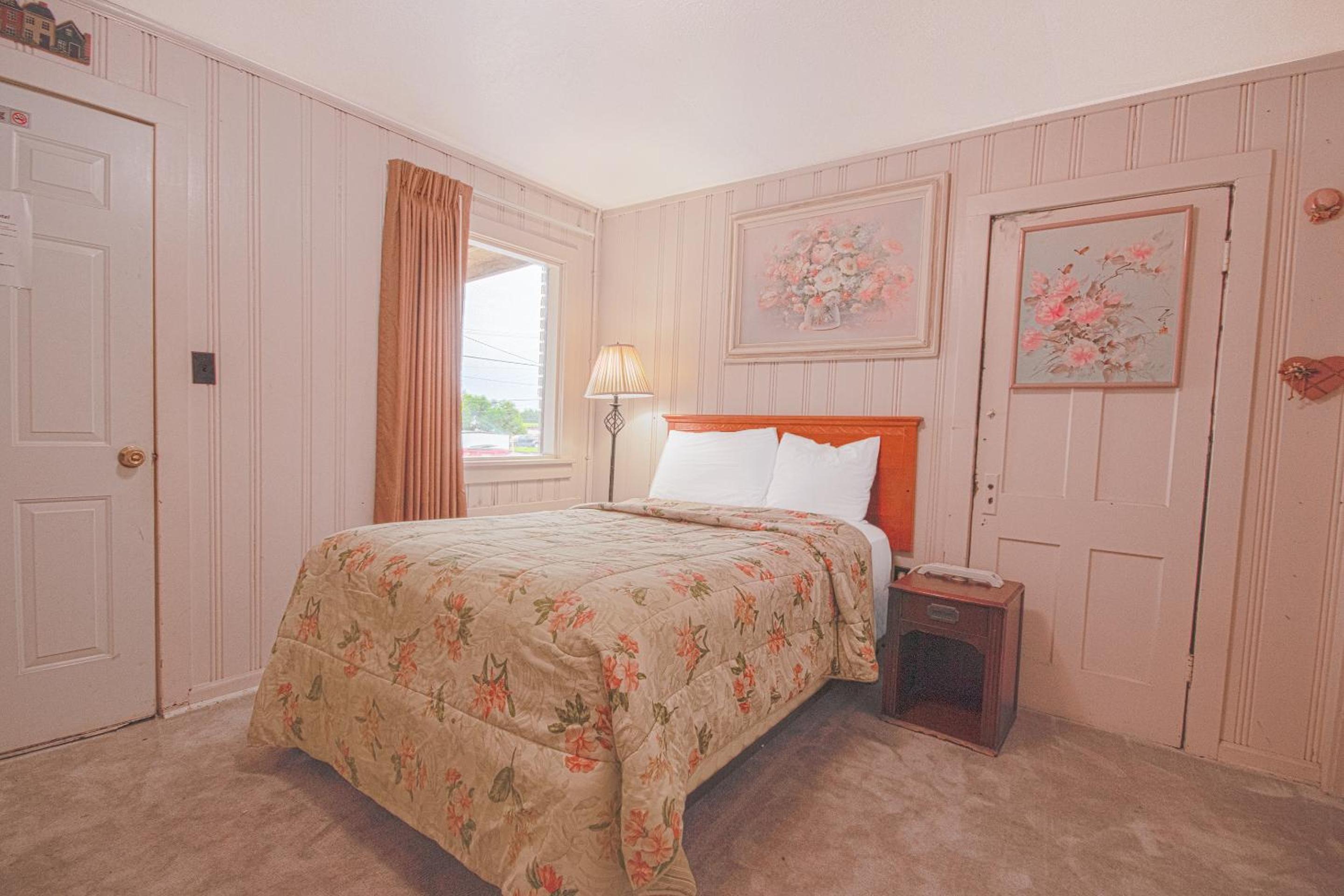 Queen Bed Non-Smoking - Photo 2