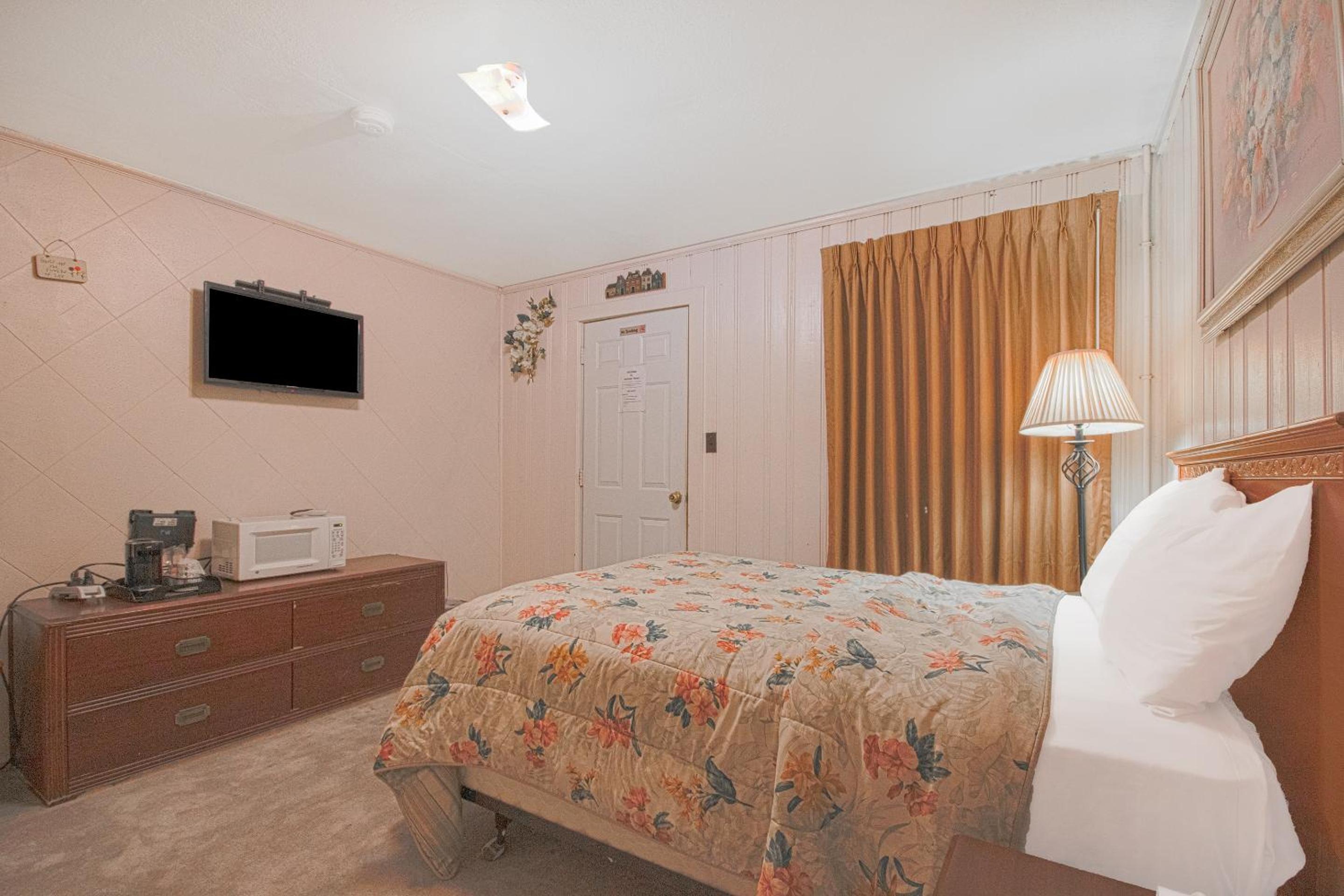 Queen Bed Non-Smoking - Photo 4