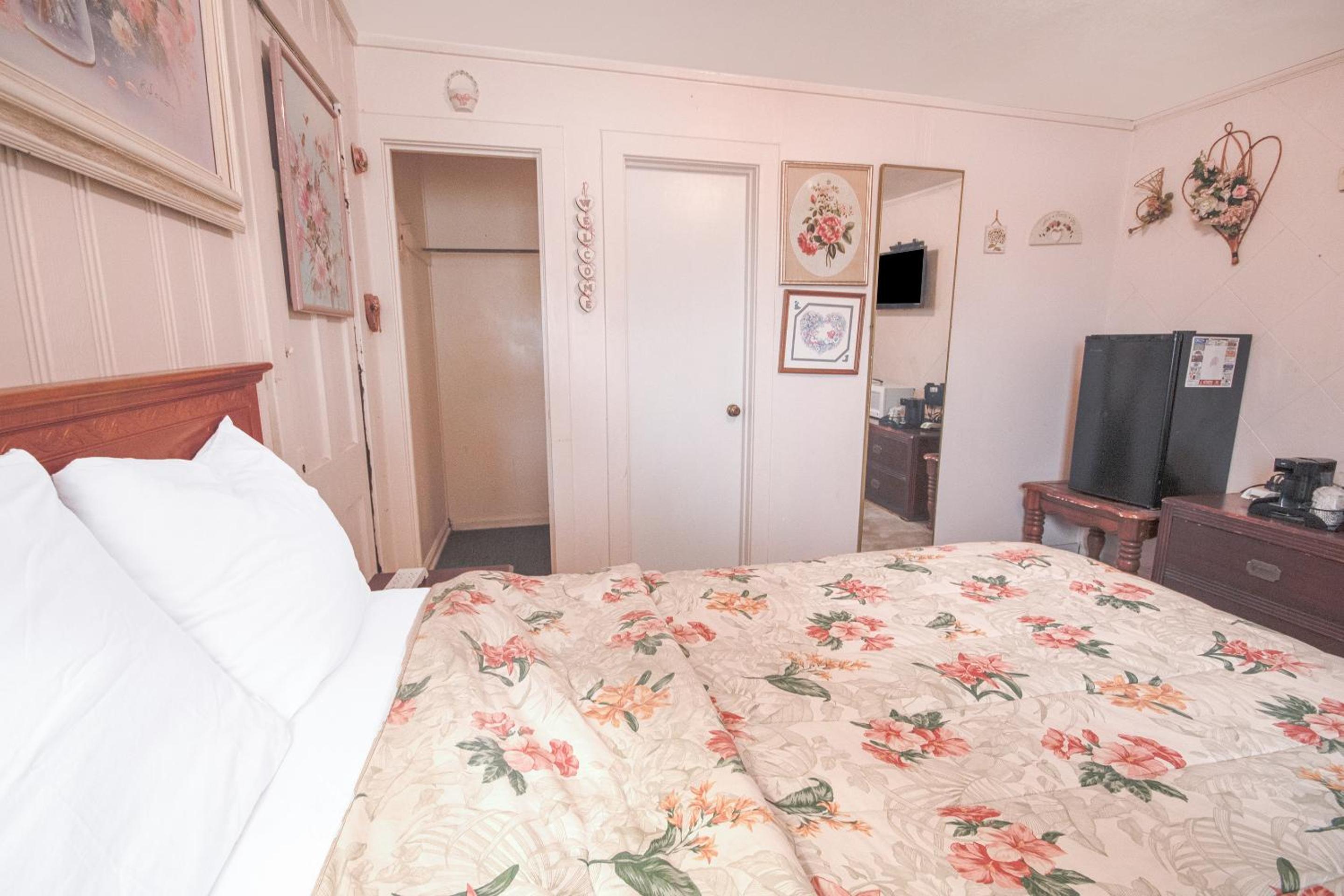 Queen Bed Non-Smoking - Photo 5