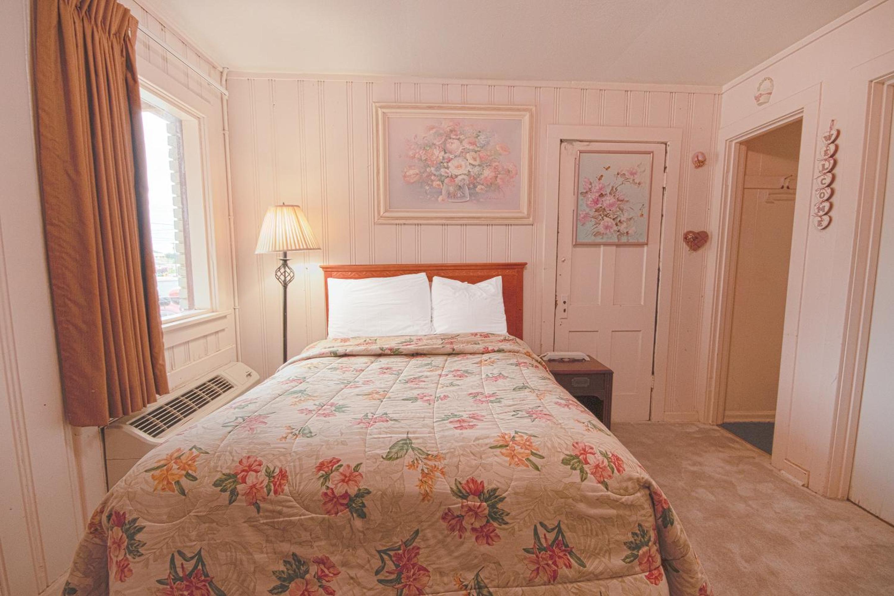 Queen Bed Non-Smoking - Photo 1