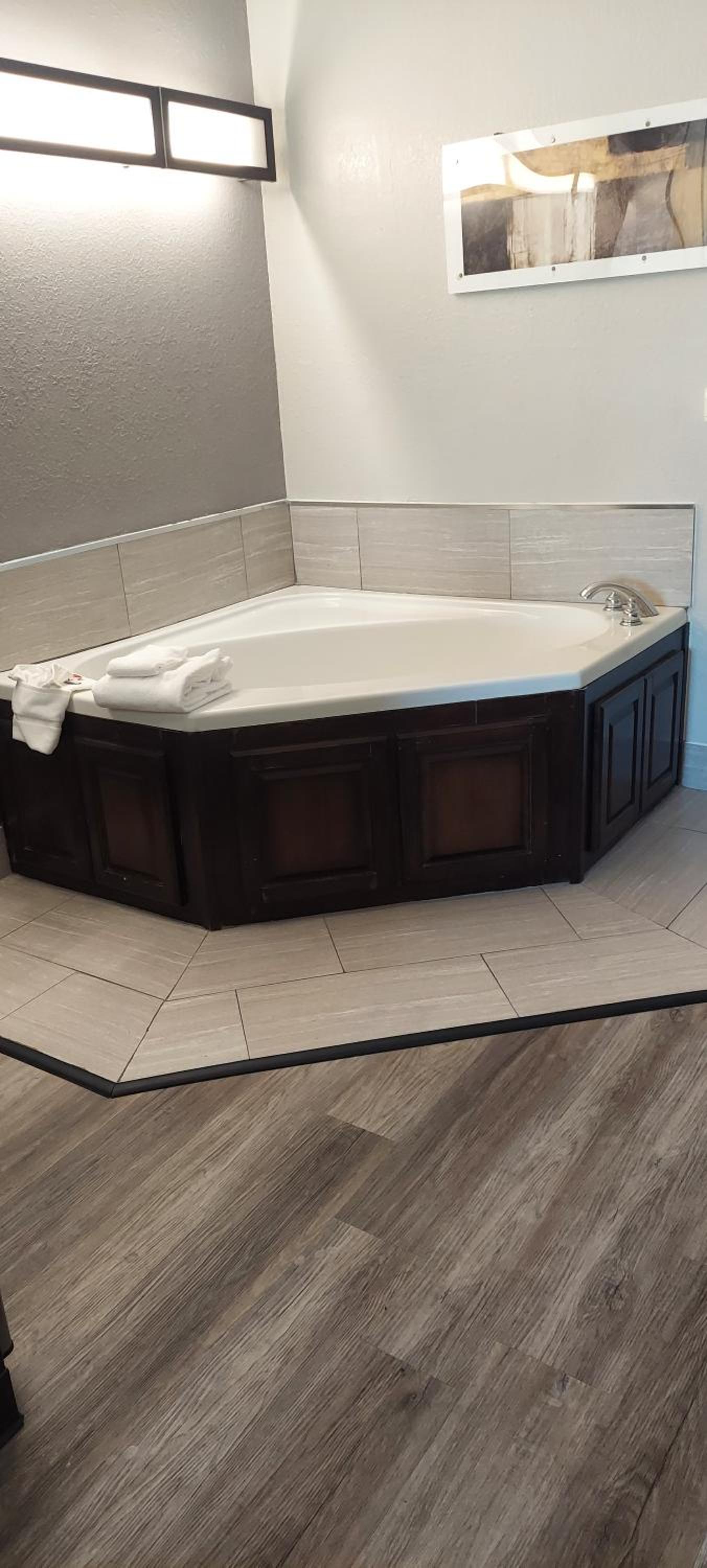 Deluxe Queen Studio Suite with Jetted Tub - Non-Smoking - Photo 3