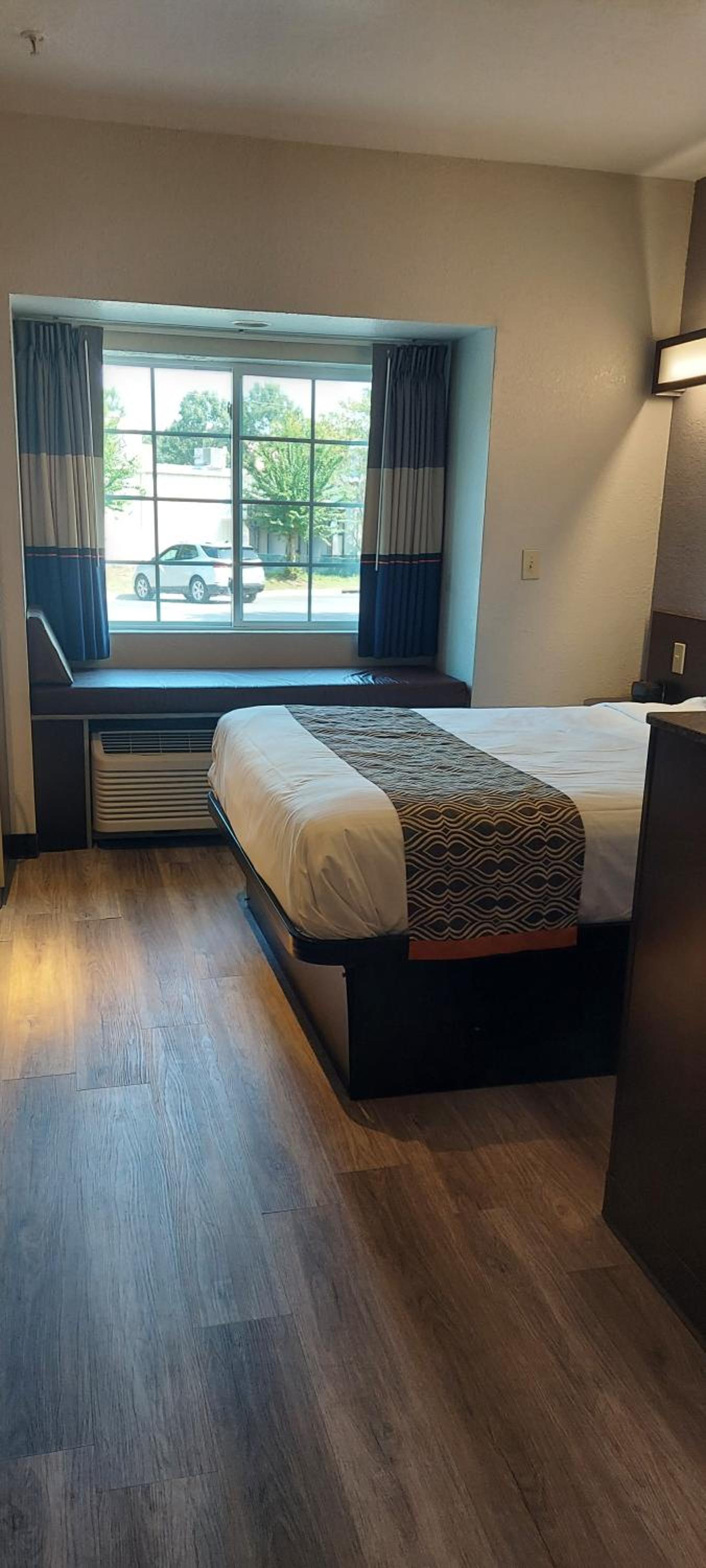 Deluxe Queen Studio Suite with Jetted Tub - Non-Smoking - Photo 1