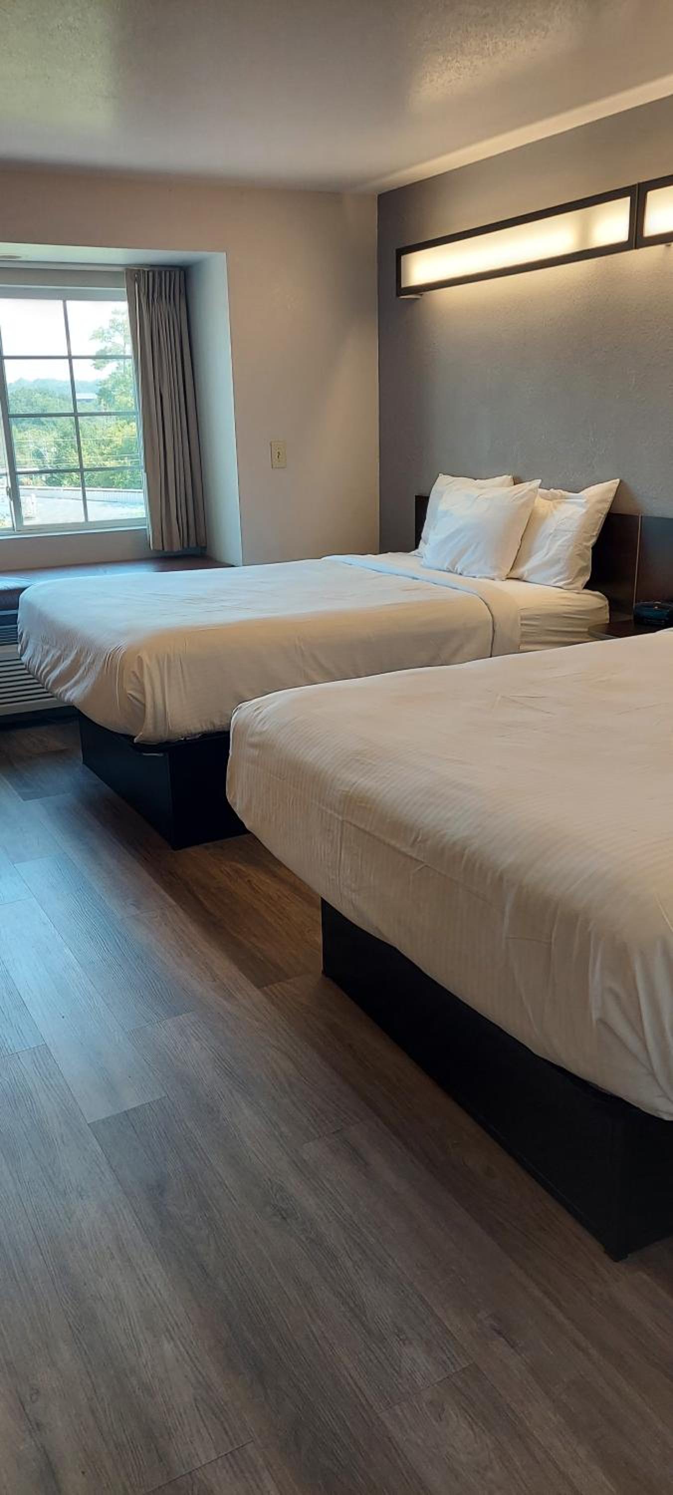 Queen Room with Two Queen Beds - Non-Smoking - Photo 7