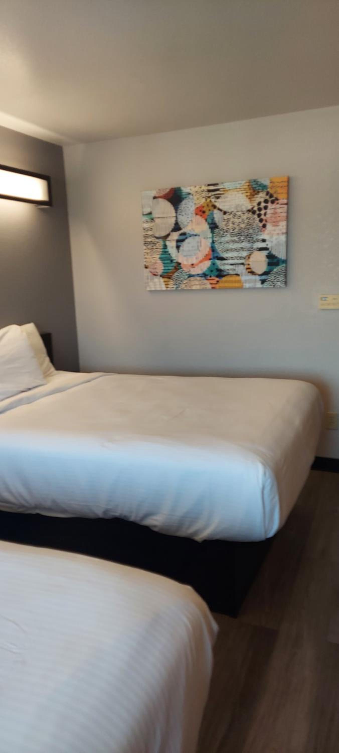 Queen Room with Two Queen Beds - Non-Smoking - Photo 2