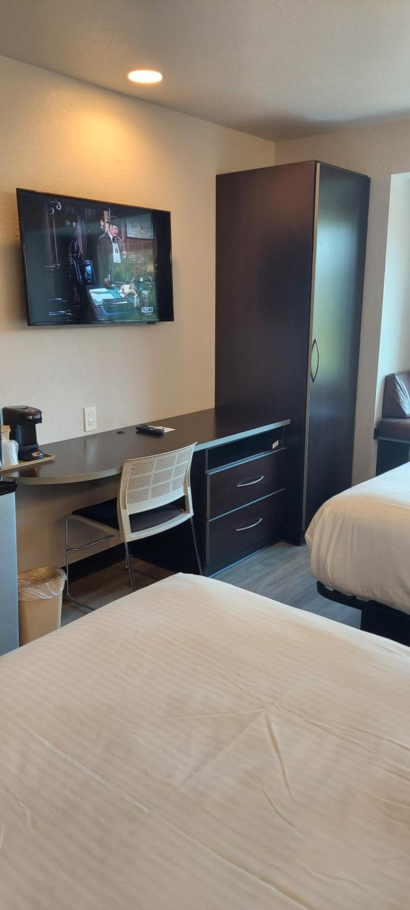 Queen Room with Two Queen Beds - Non-Smoking - Photo 6
