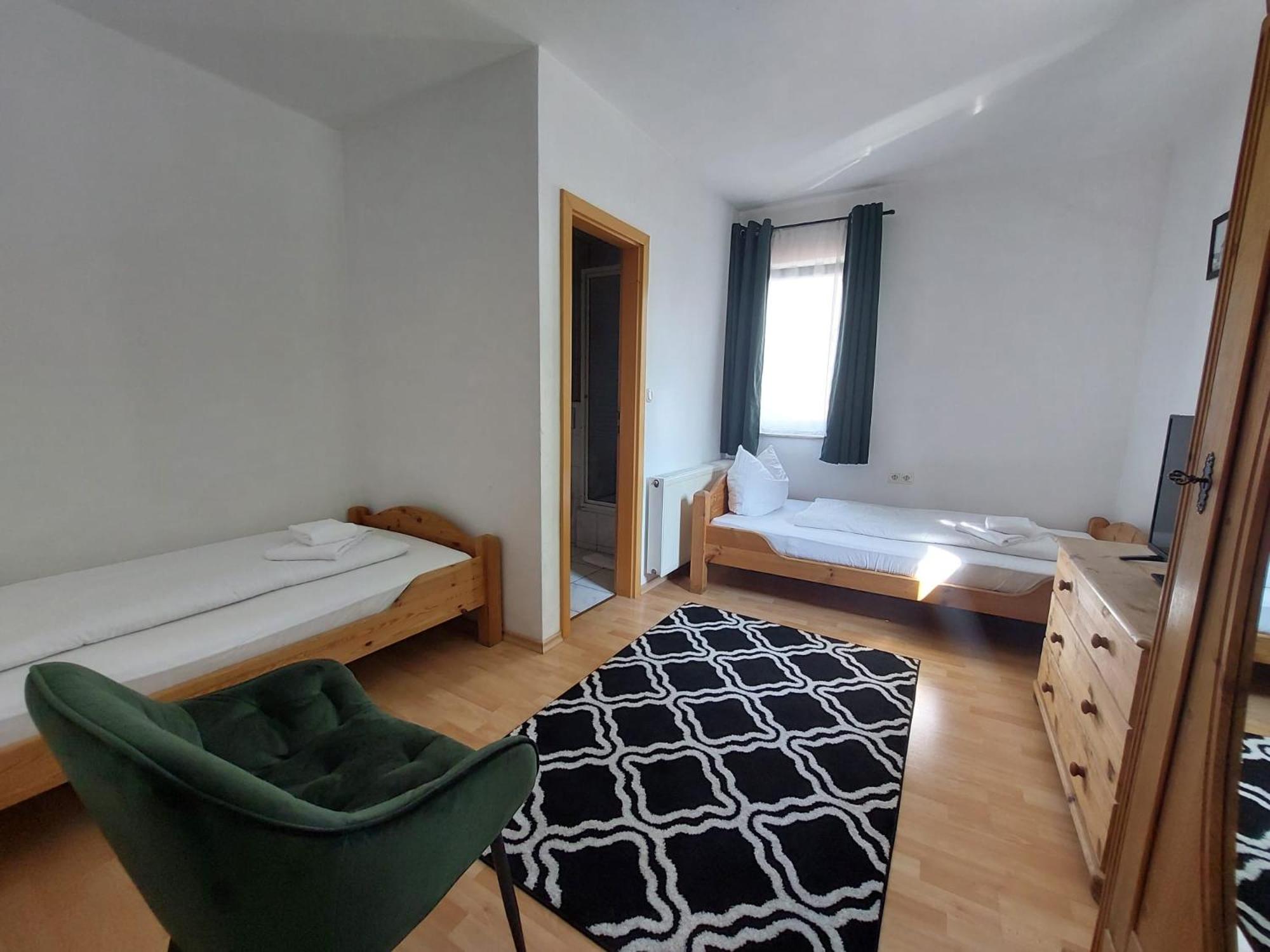 Economy Twin Room photo 1