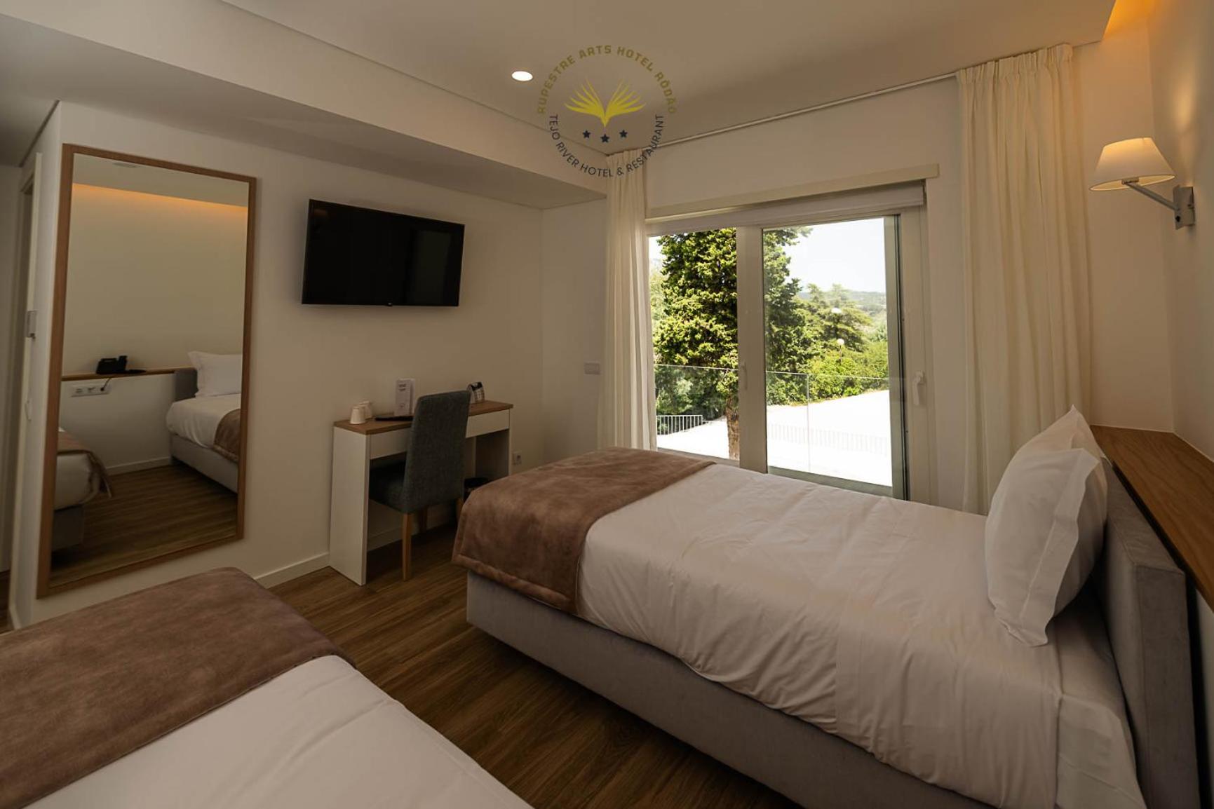 Standard Twin Room - Photo 3
