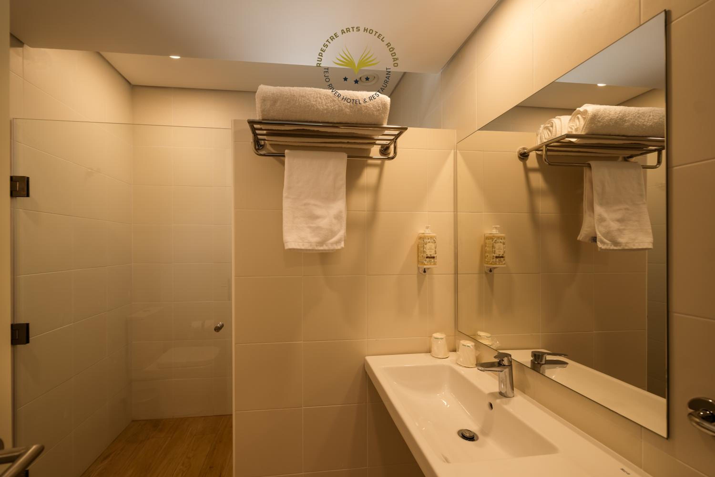 Standard Twin Room - Photo 2