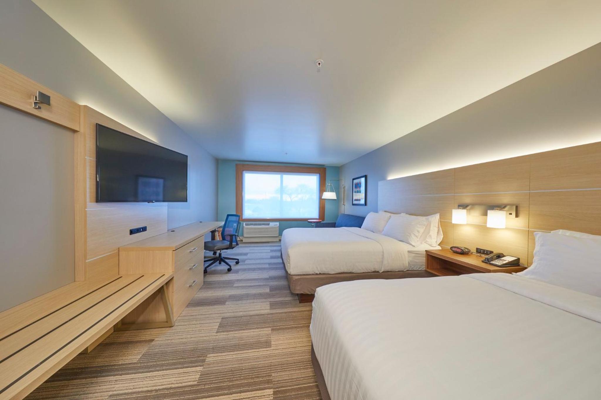 Queen Room with Two Queen Beds - Disability Access with Bath Tub photo 1