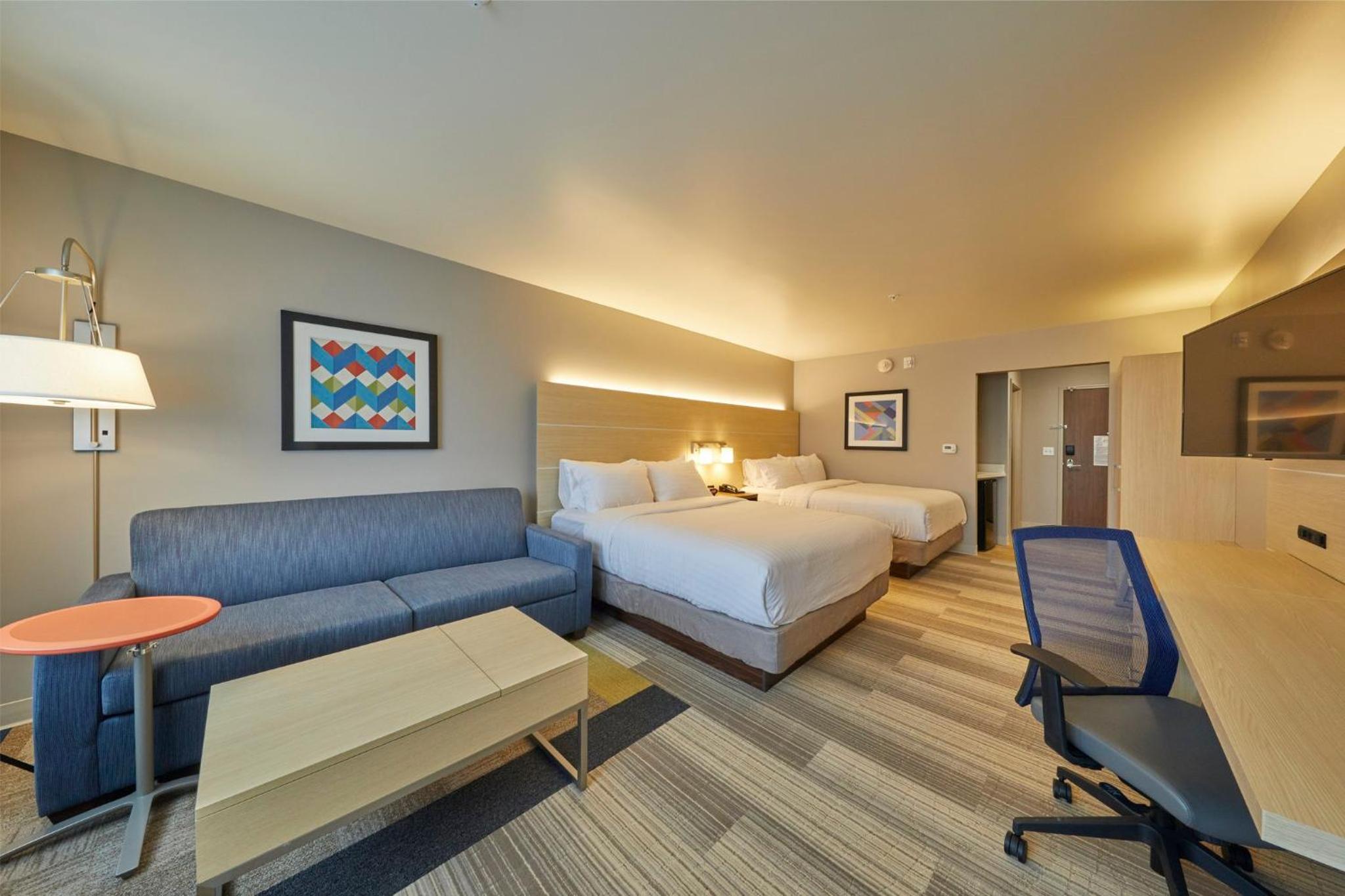 Queen Room with Two Queen Beds - Disability Access with Bath Tub photo 2