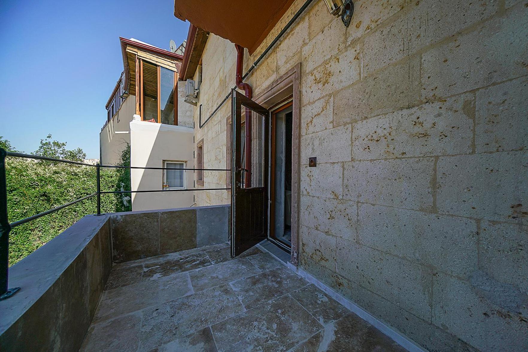Deluxe Double Room with Balcony photo 2