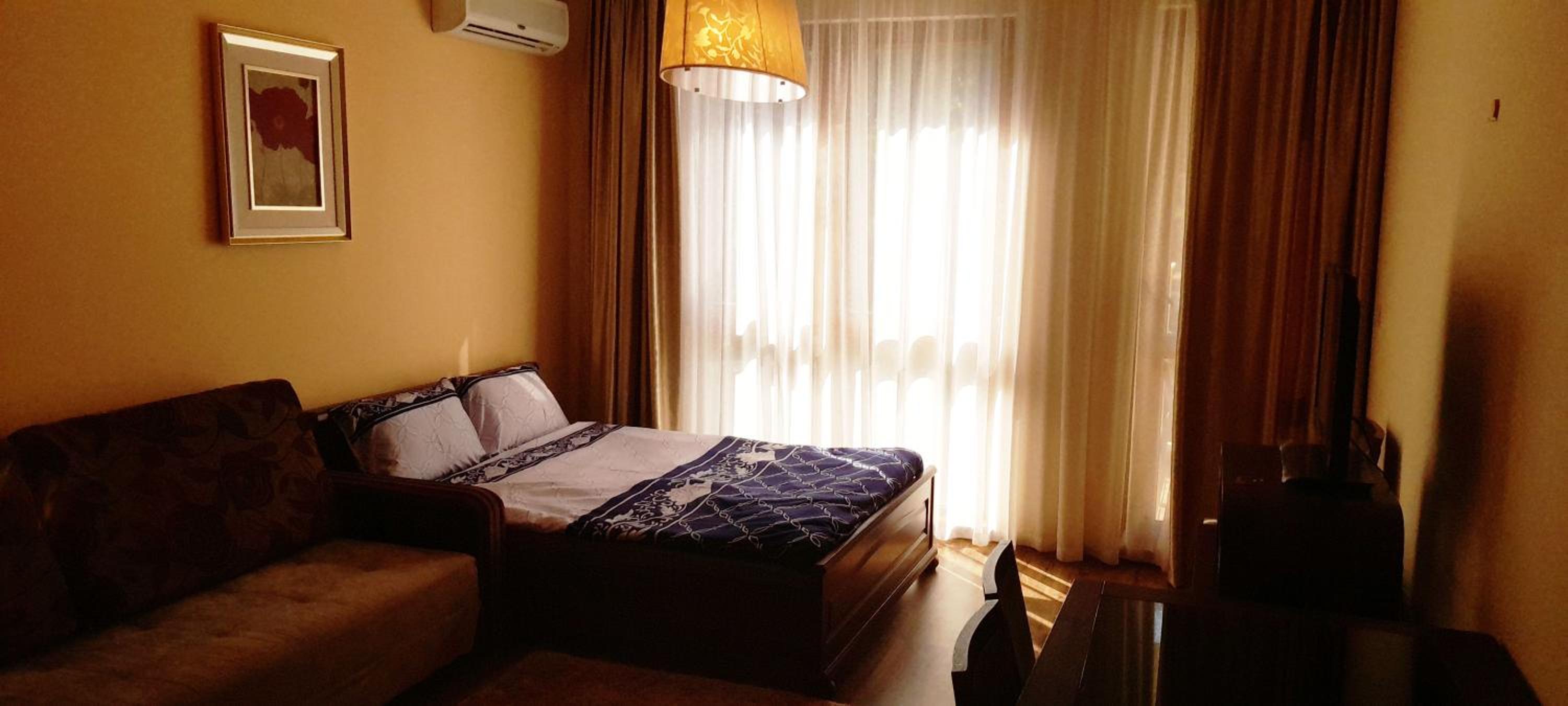 One-Bedroom Apartment photo 1