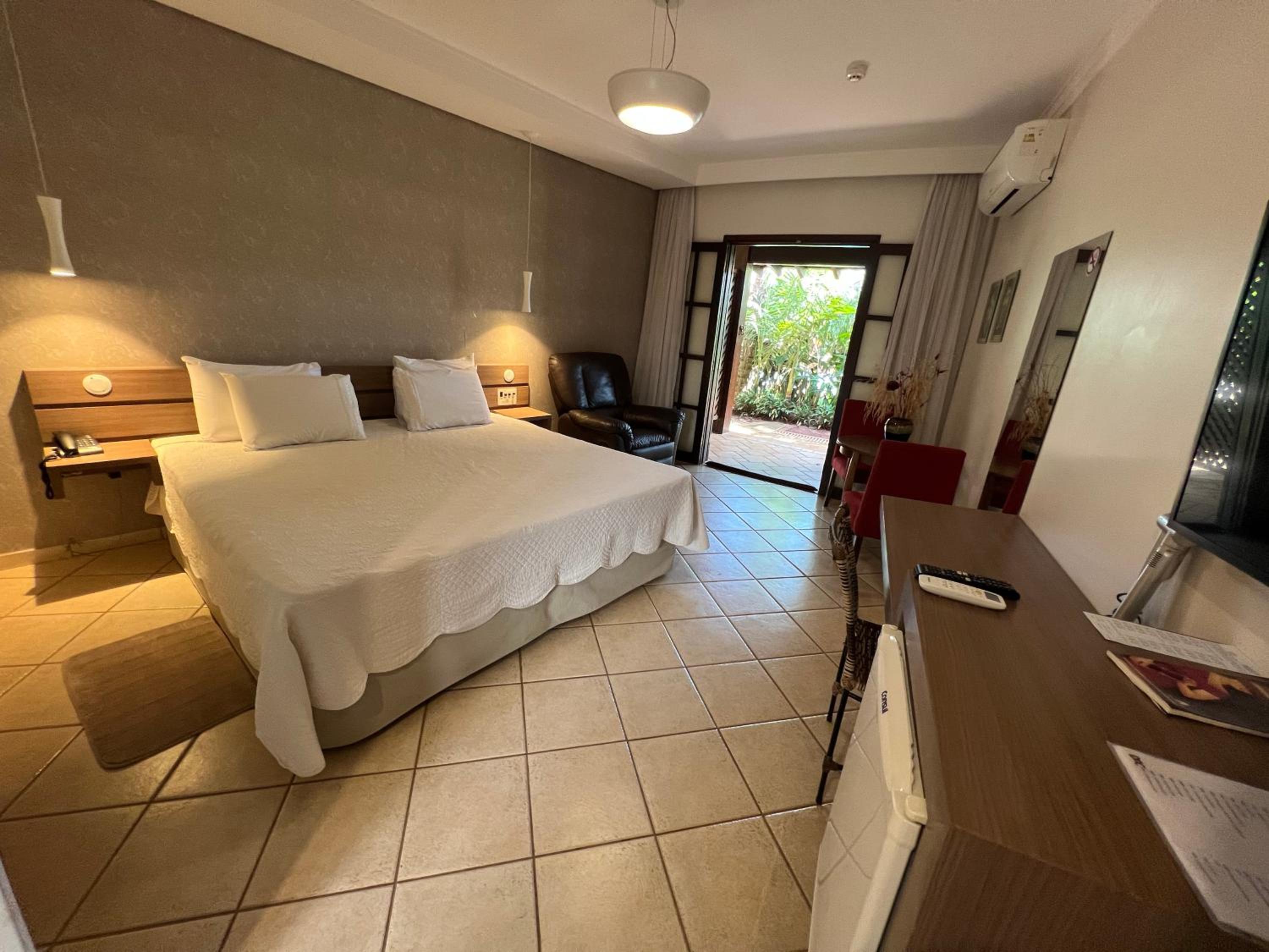 Deluxe Suite with Bath and Pool View