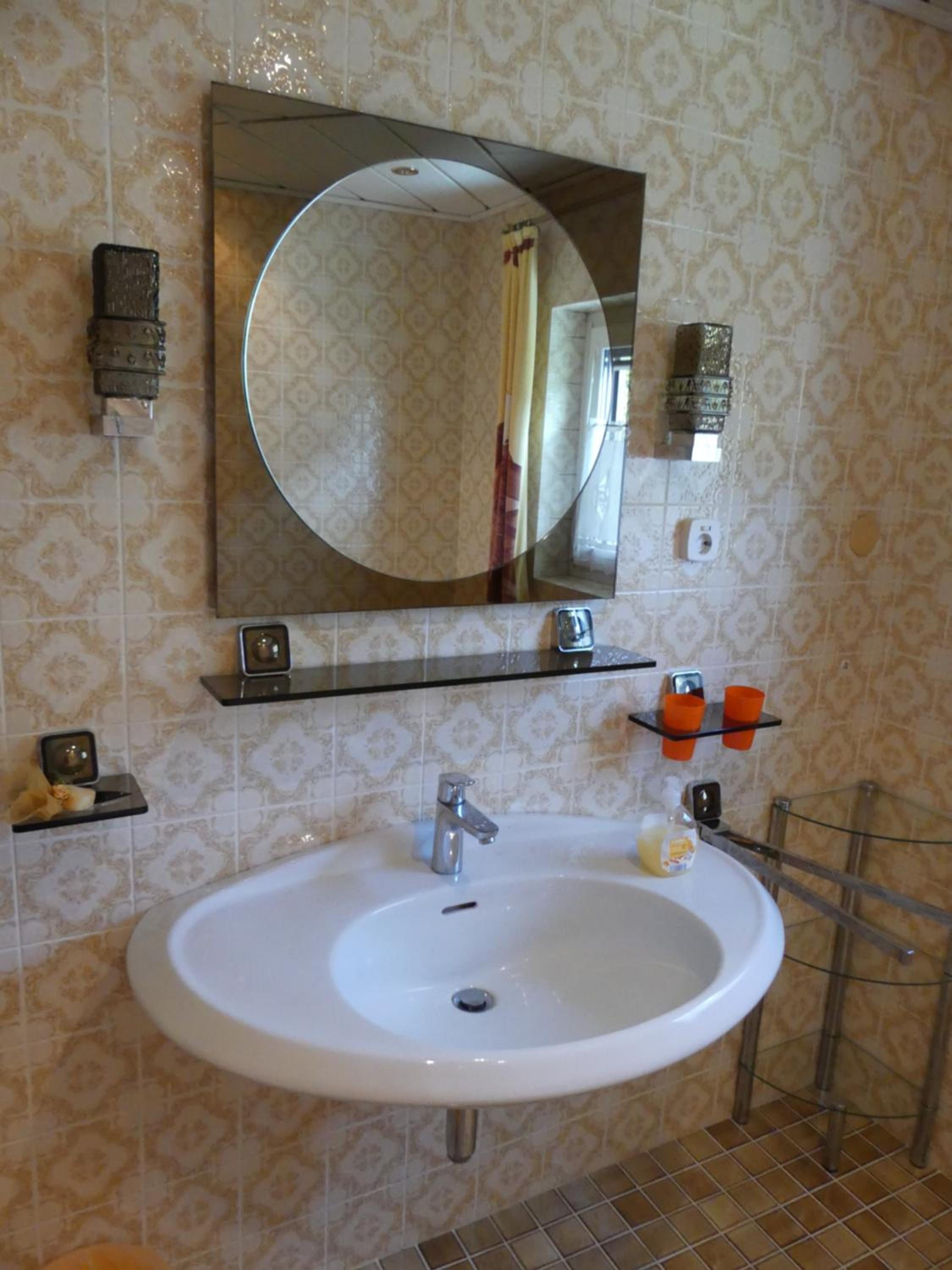 Three-Bedroom Apartment with Bath photo 3