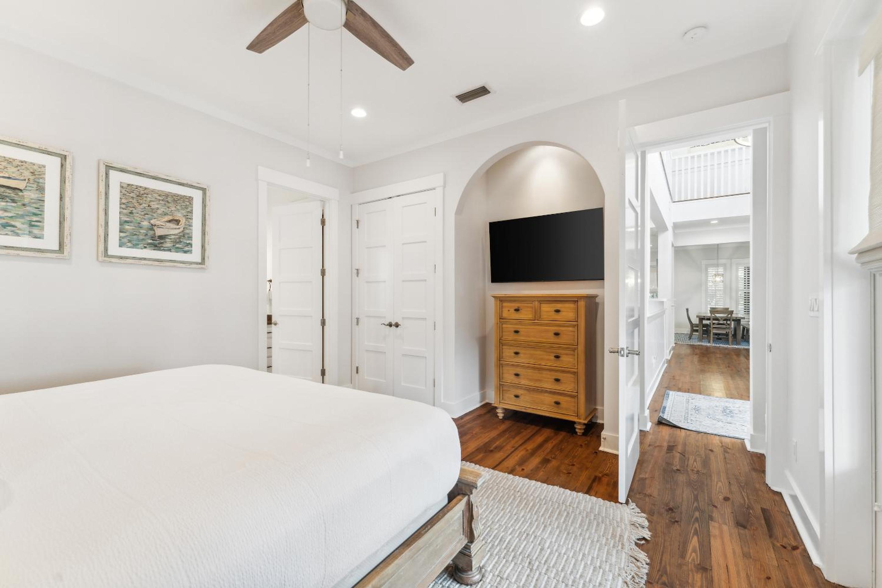 Eight-Bedroom House photo 1