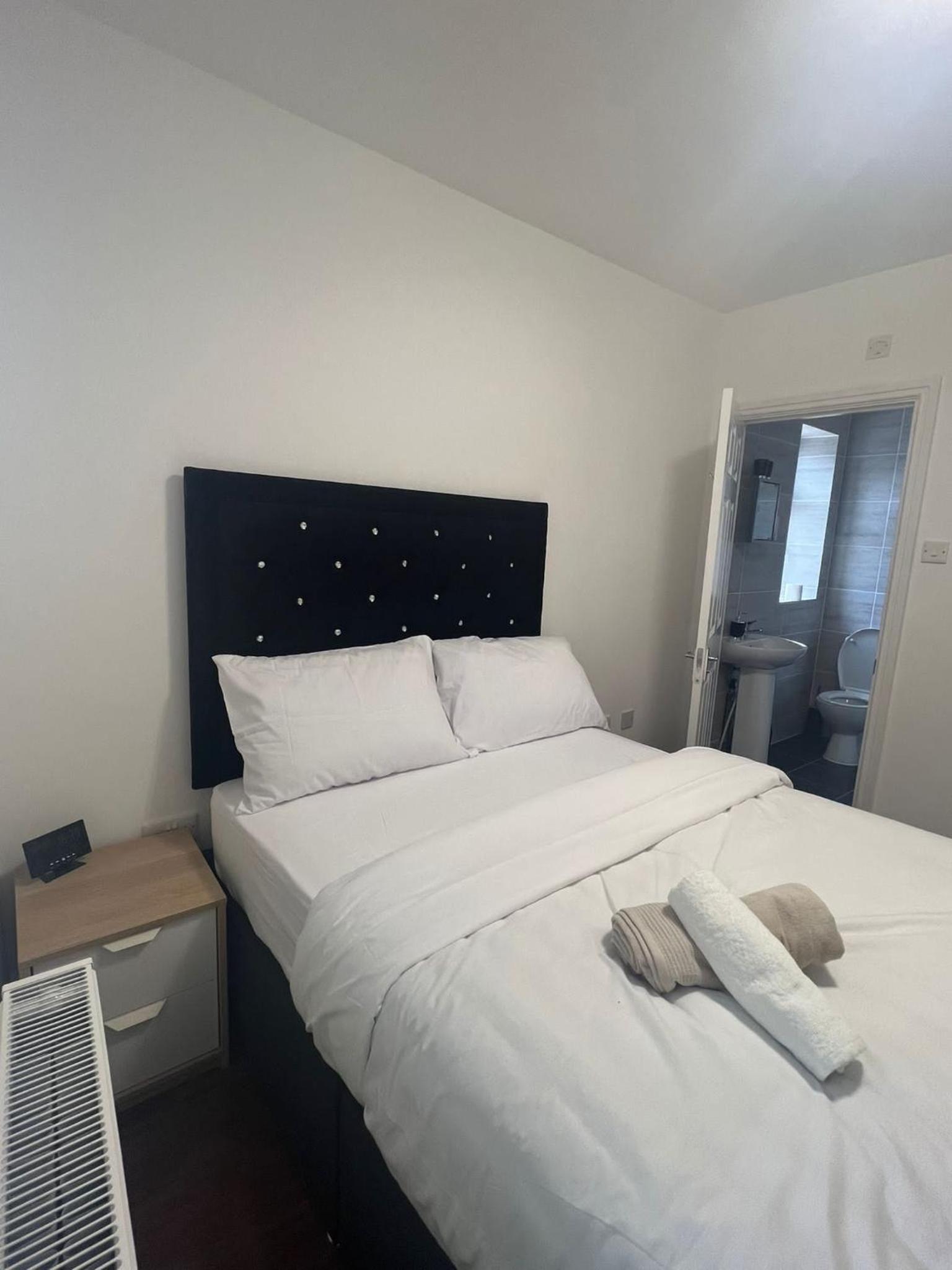 Double Room with Private Bathroom - Photo 4
