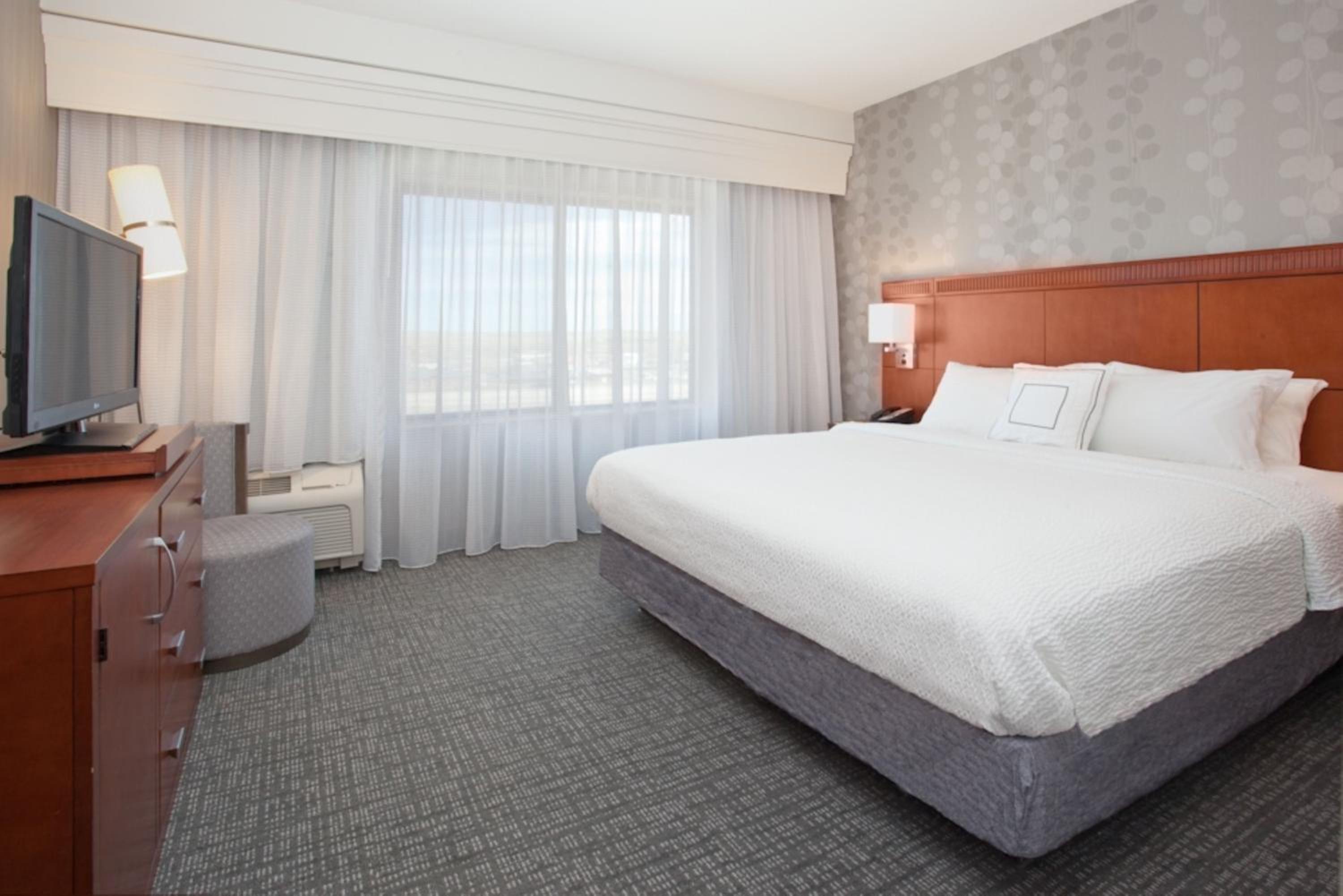King Room with Sofa Bed - Photo 2