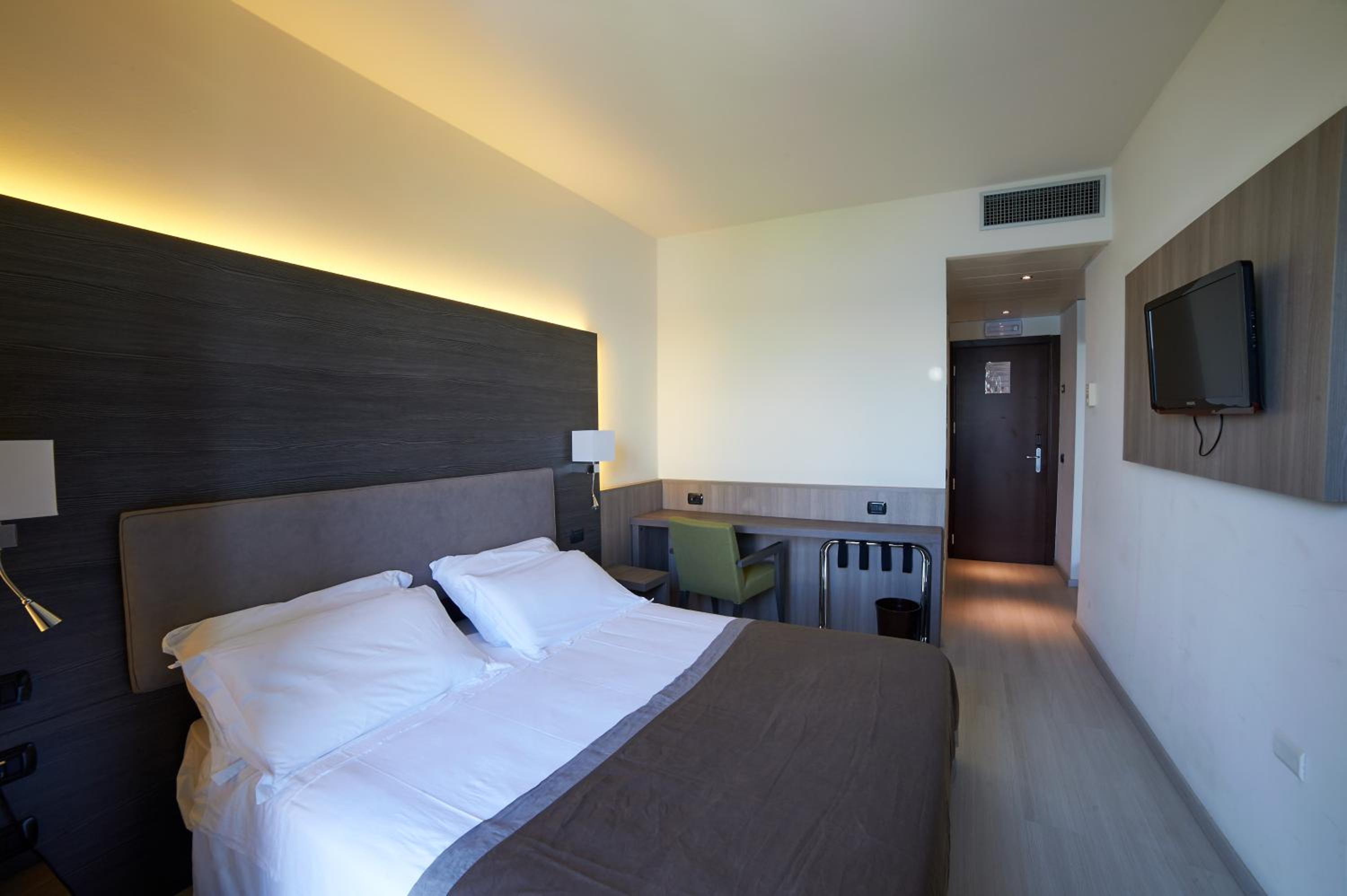 Superior Triple Room with Balcony and Lake/Square View - Photo 2