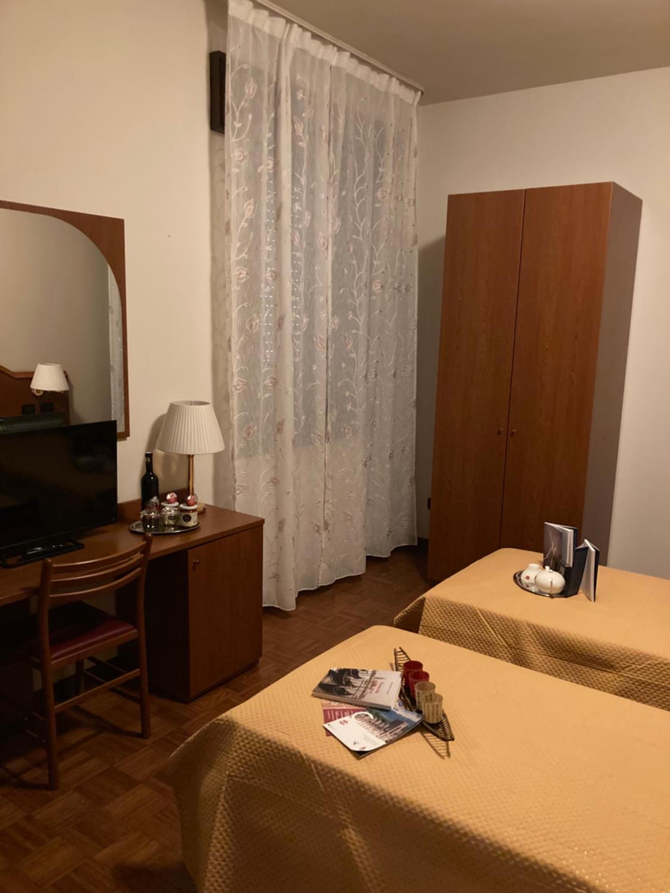 Twin Room with Private Bathroom photo 3