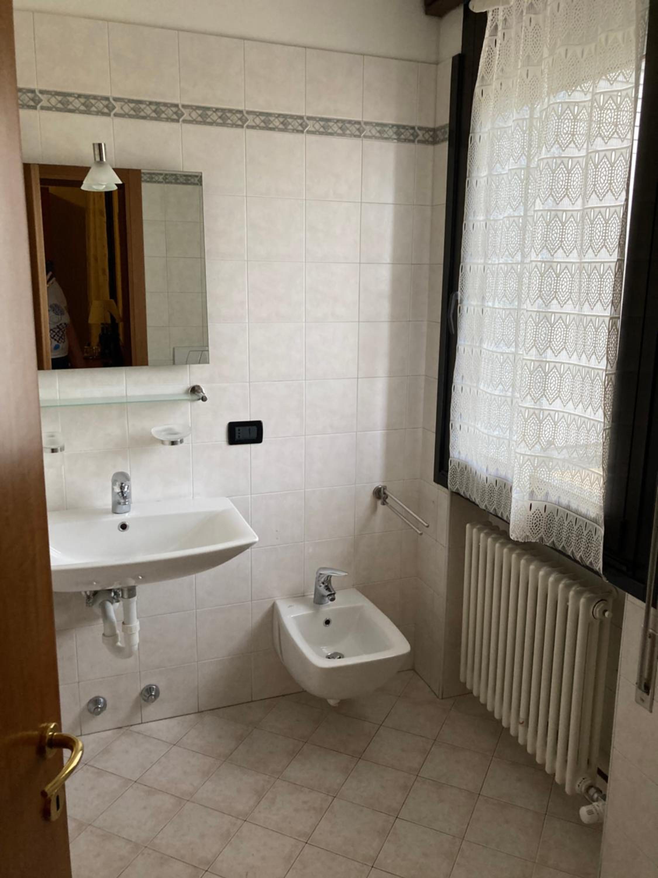 Twin Room with Private Bathroom photo 2