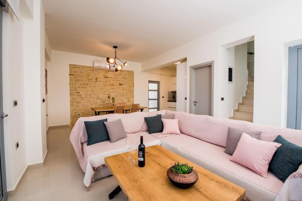 Three-Bedroom Villa photo 1