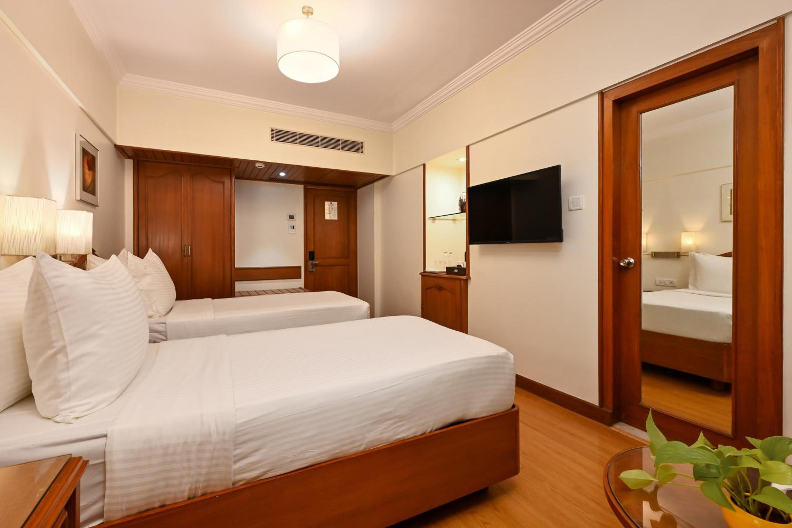 Superior room with Complimentary Welcome Drink and 20% discount on Food and soft Beverages. - Photo 3