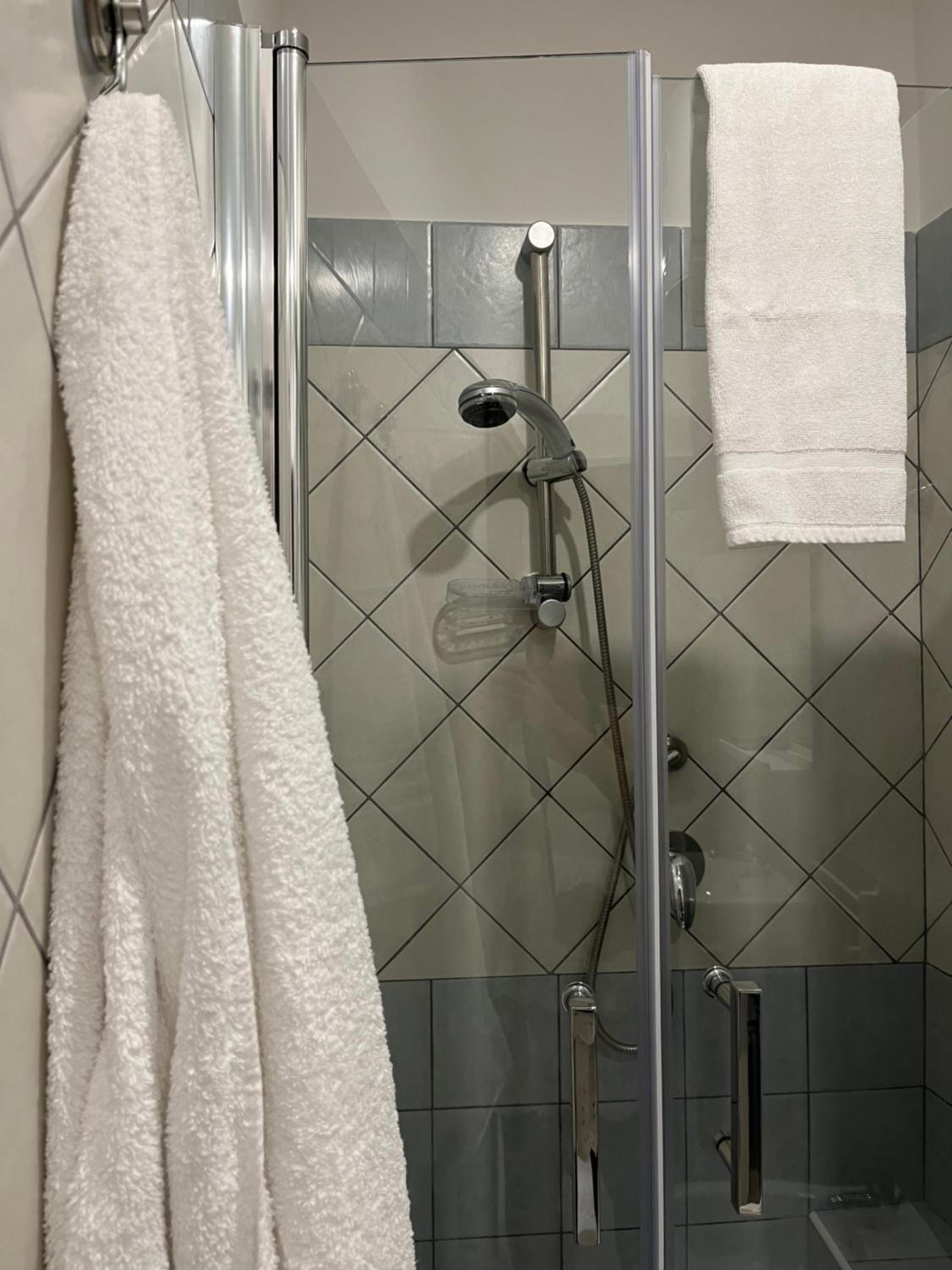 Family Room with Private Bathroom photo 2