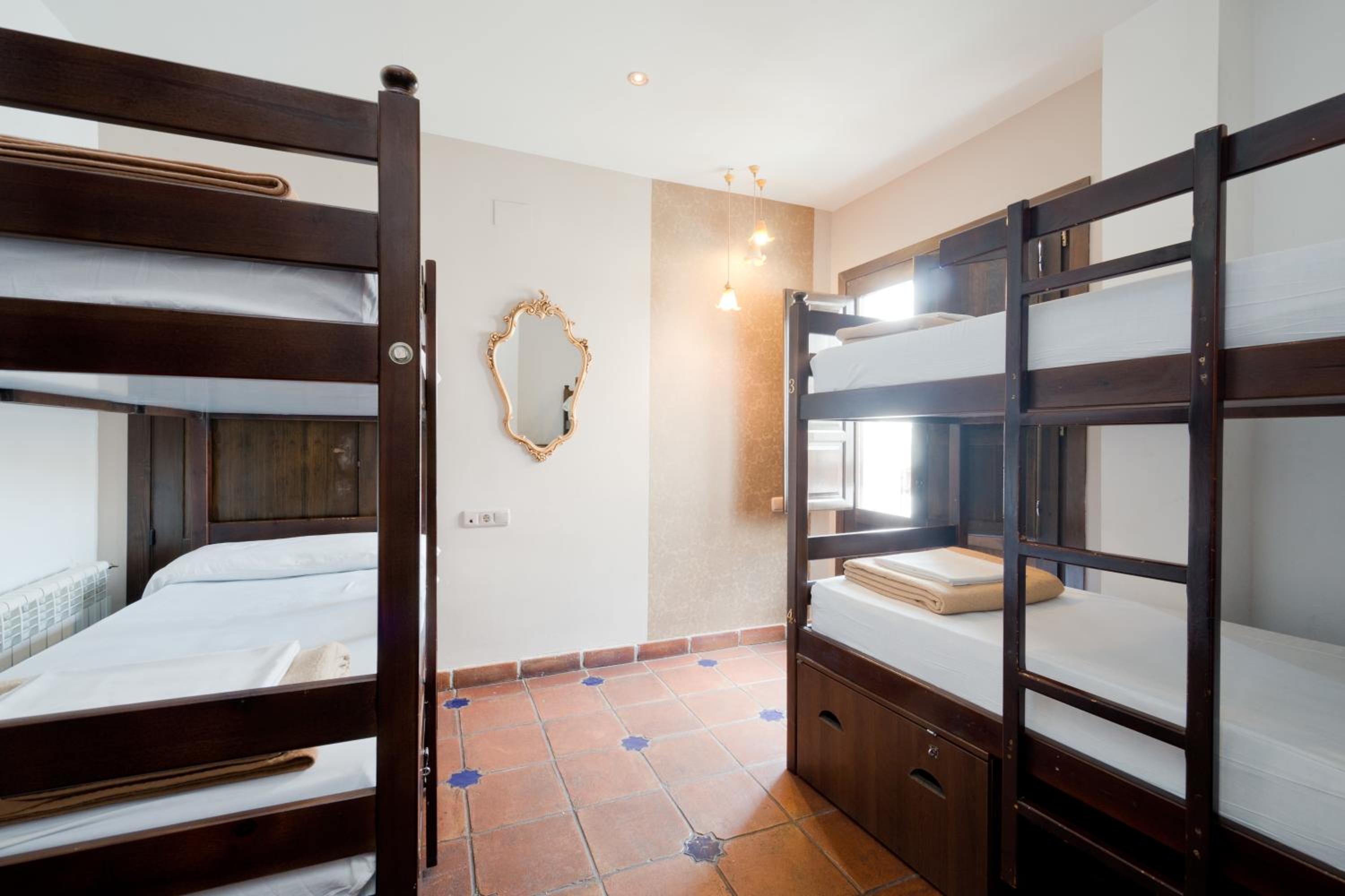 Cama en Dormitorio Mixto de 10 Camas