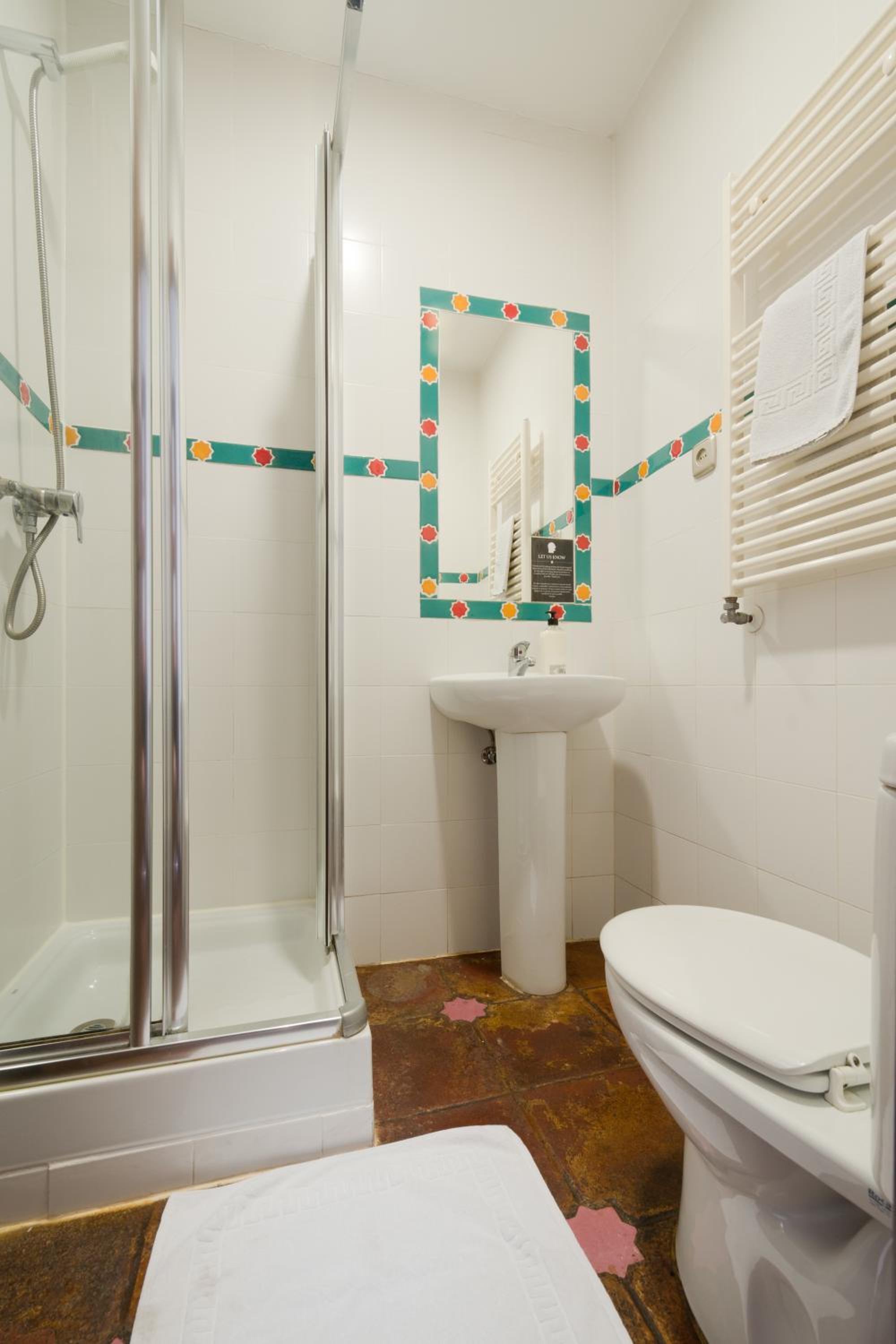 Double Room with Balcony - Photo 6
