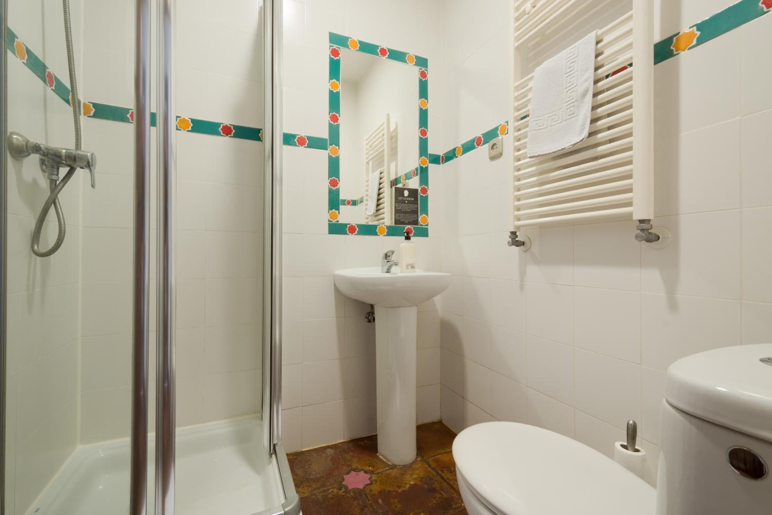 Double Room with Balcony - Photo 13