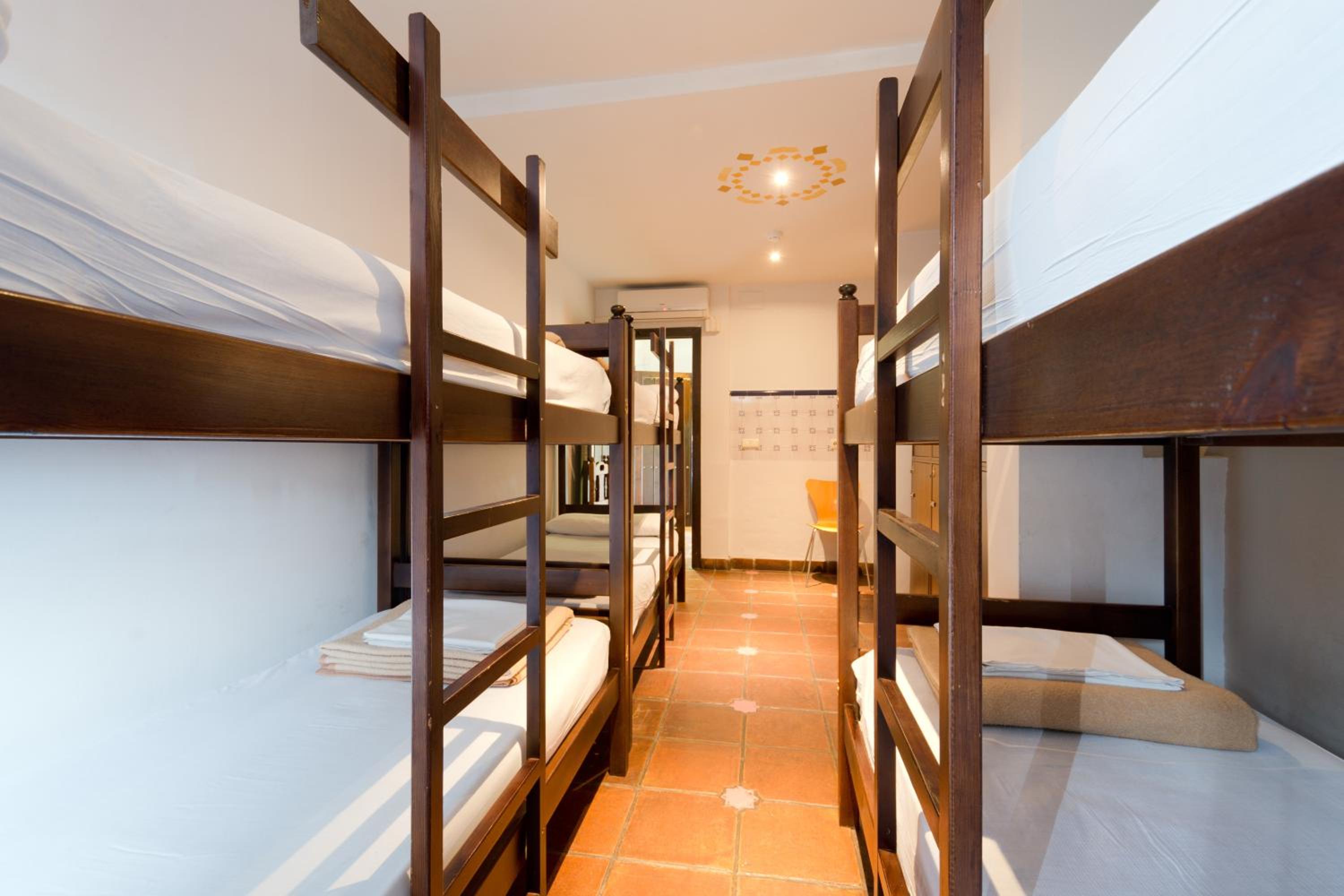 Dormitorio Compartido Mixto de 6 Camas
