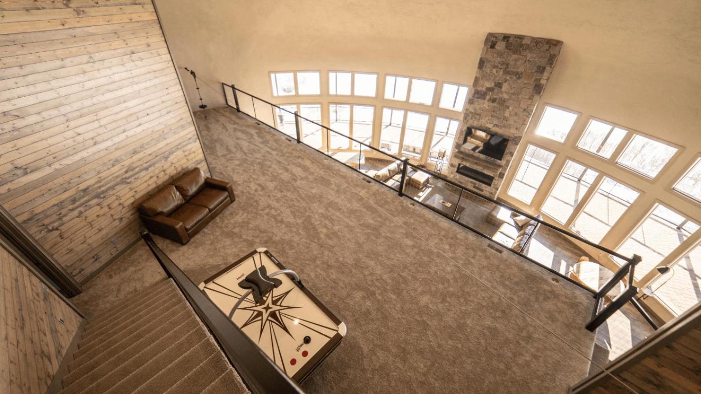 Six-Bedroom House photo 3