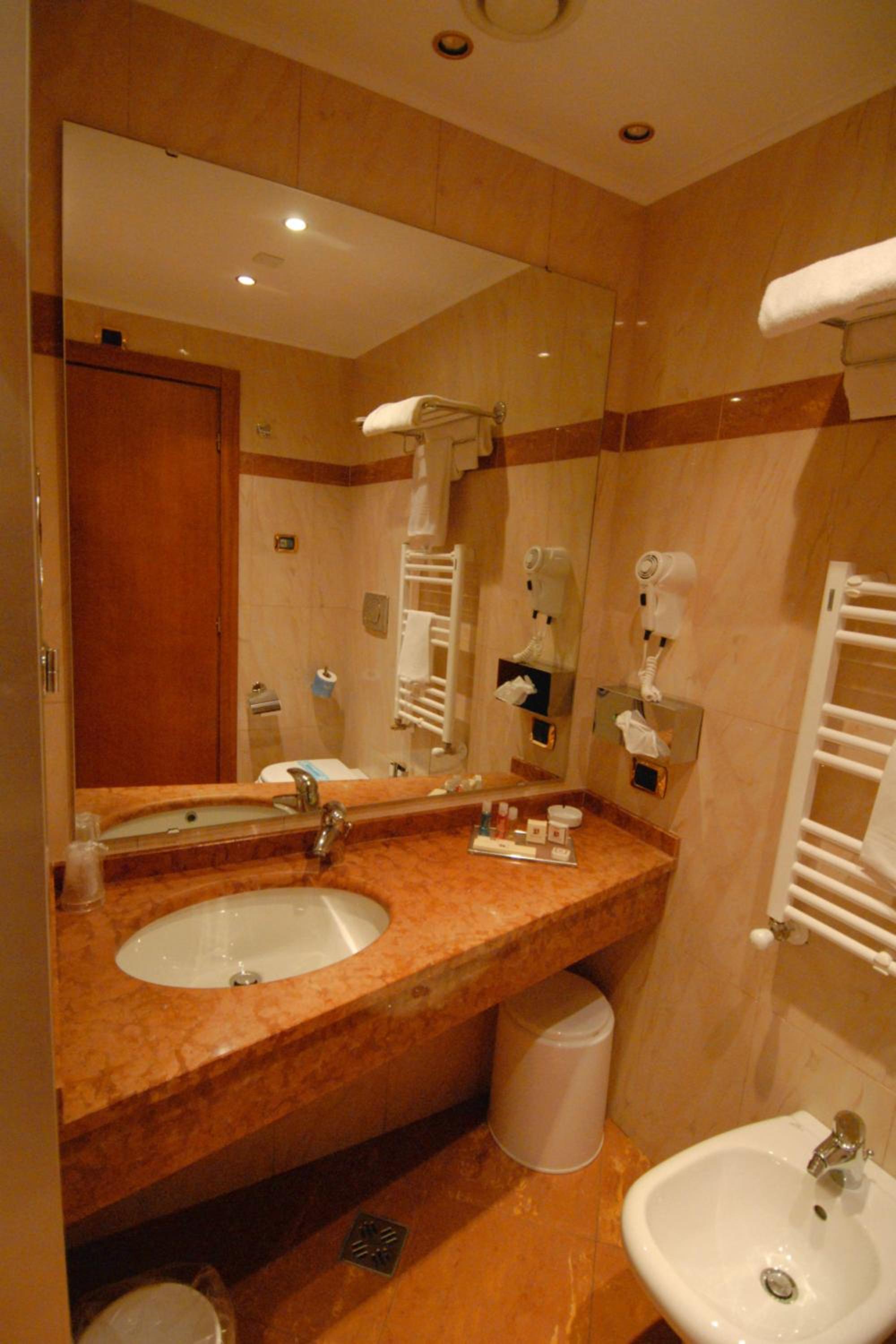 Standard Double Room - Photo 3