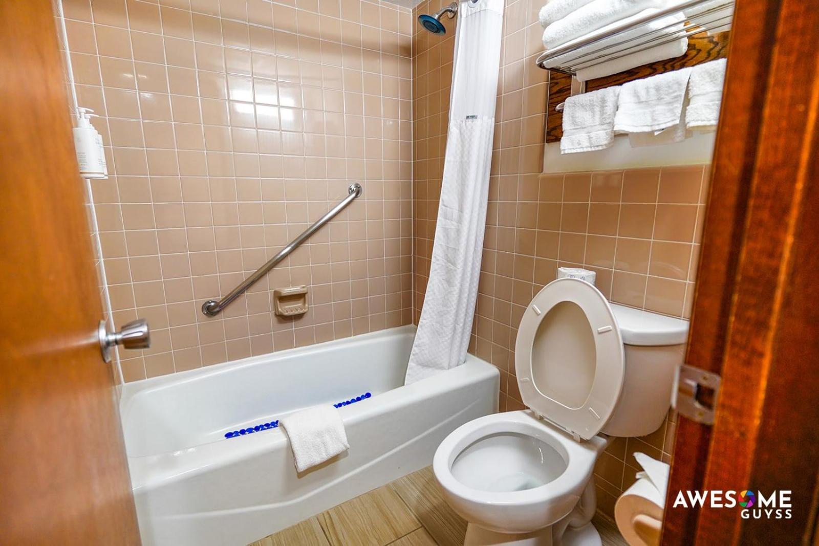 King Room - Non-Smoking - Photo 5