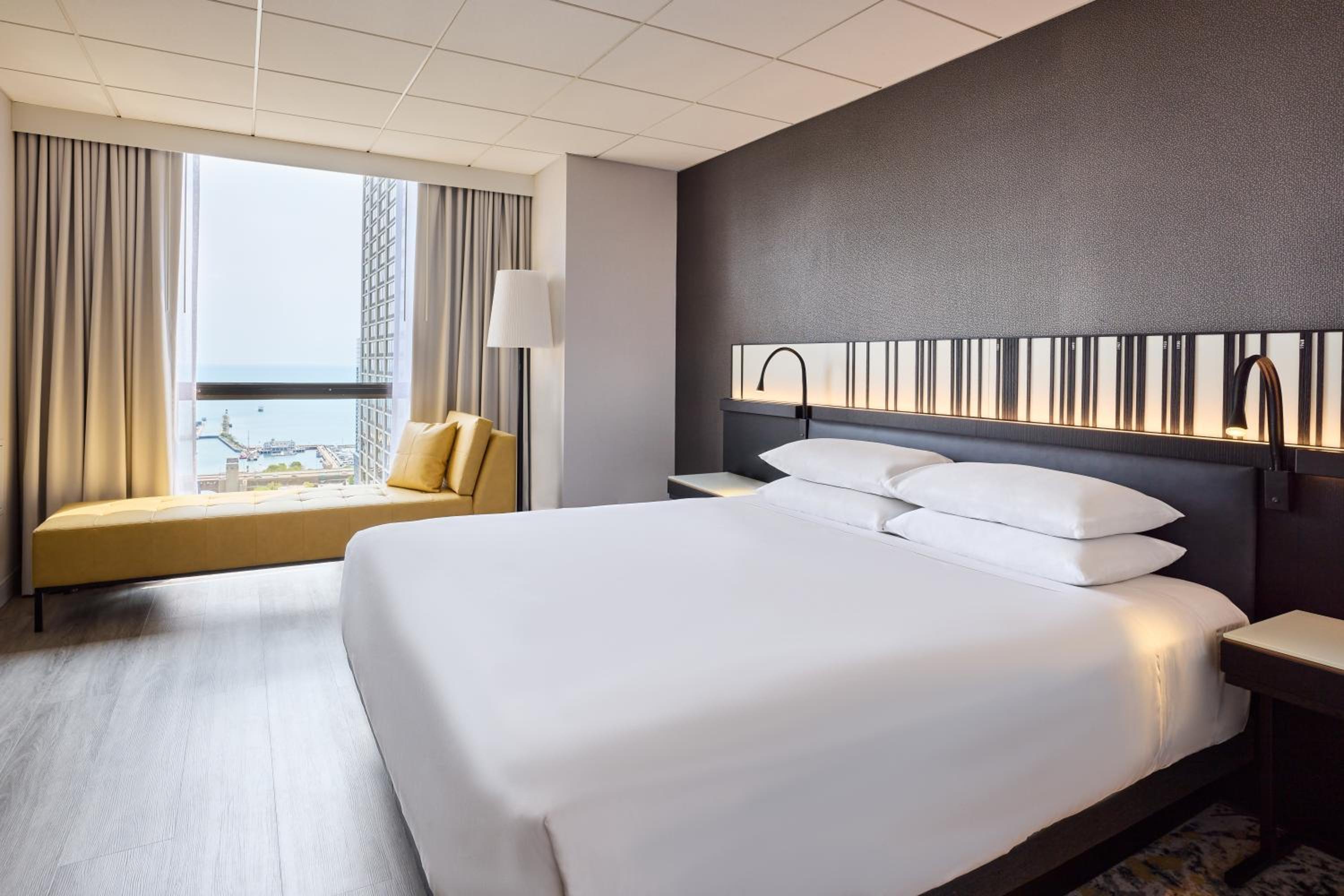 King Room with Lake View - Photo 3