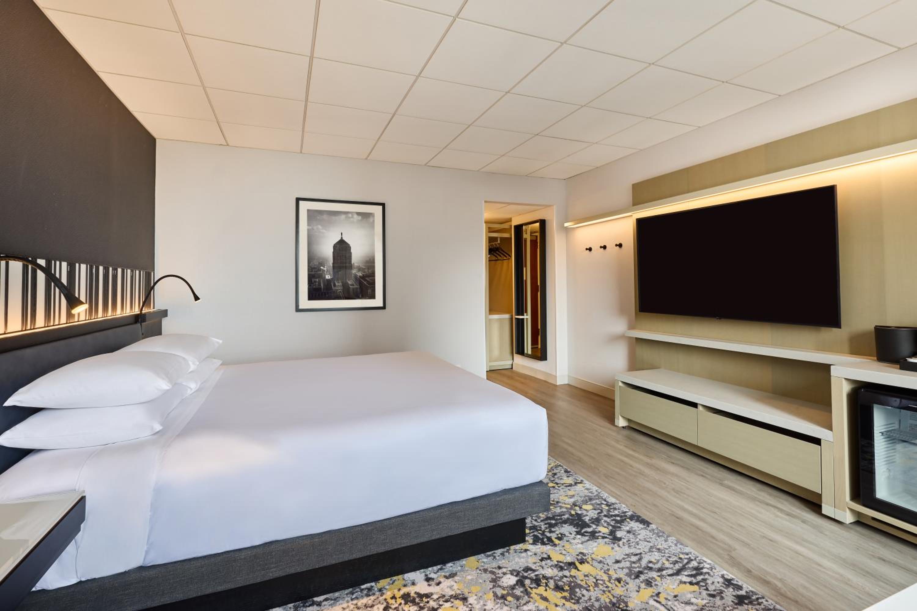 King Room with Accessible Shower - Disability Access - Photo 4