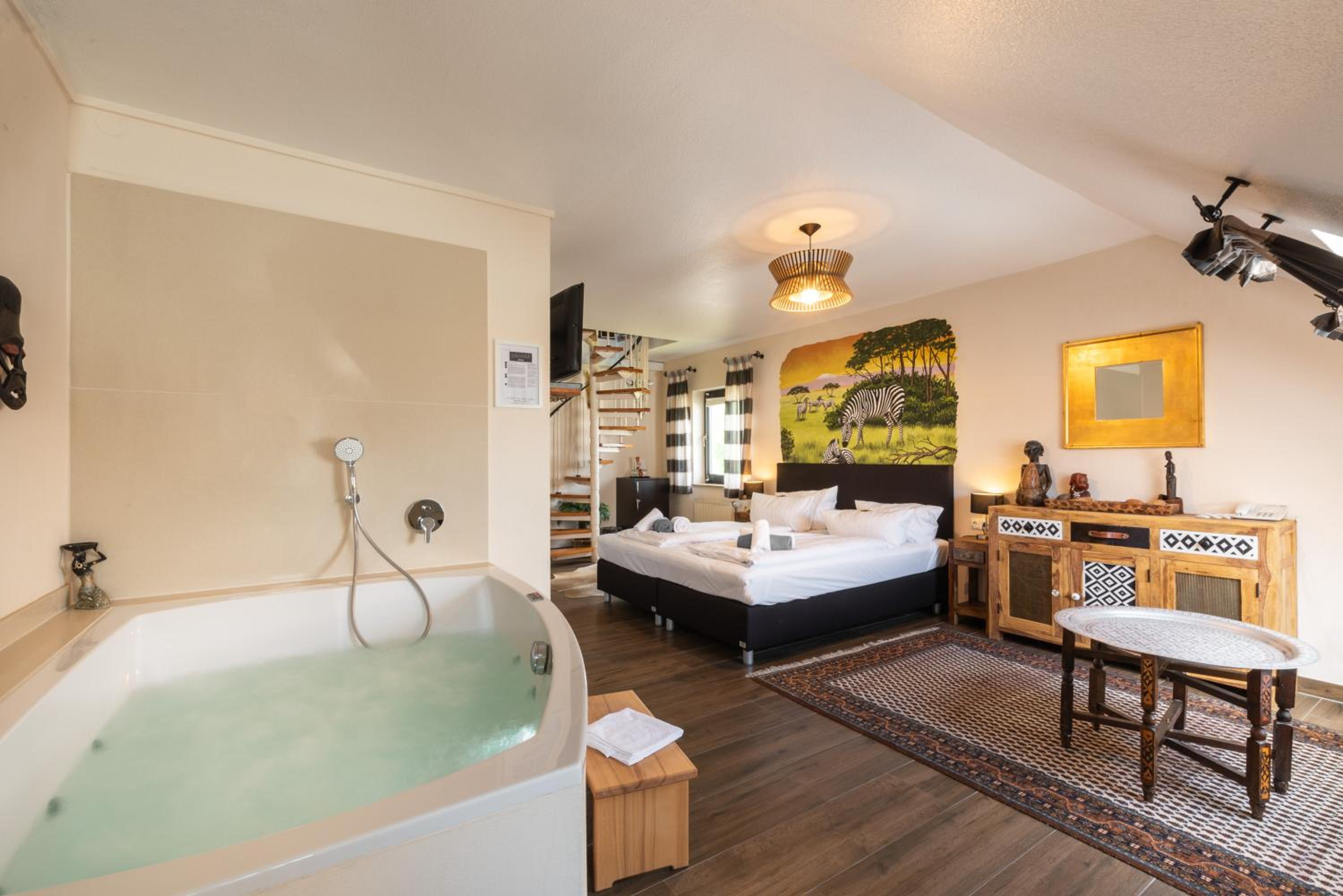 Suite with Hot Tub photo 3